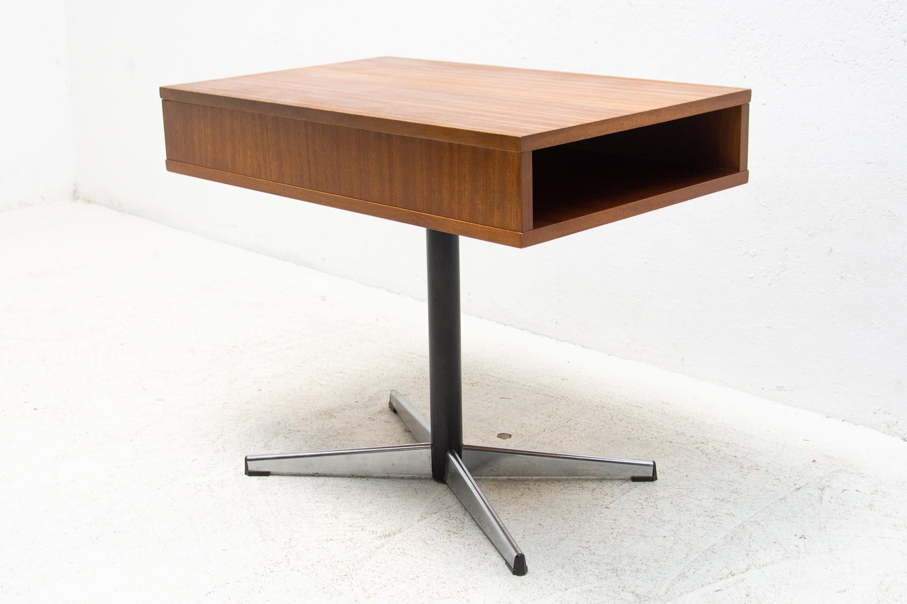 Swivel TV table or side table, 1970´s, Czechoslovakia, made of mahogany. In good vintage condition.

Measures: Height 59 cm, width 72 cm, depth: 45 cm.