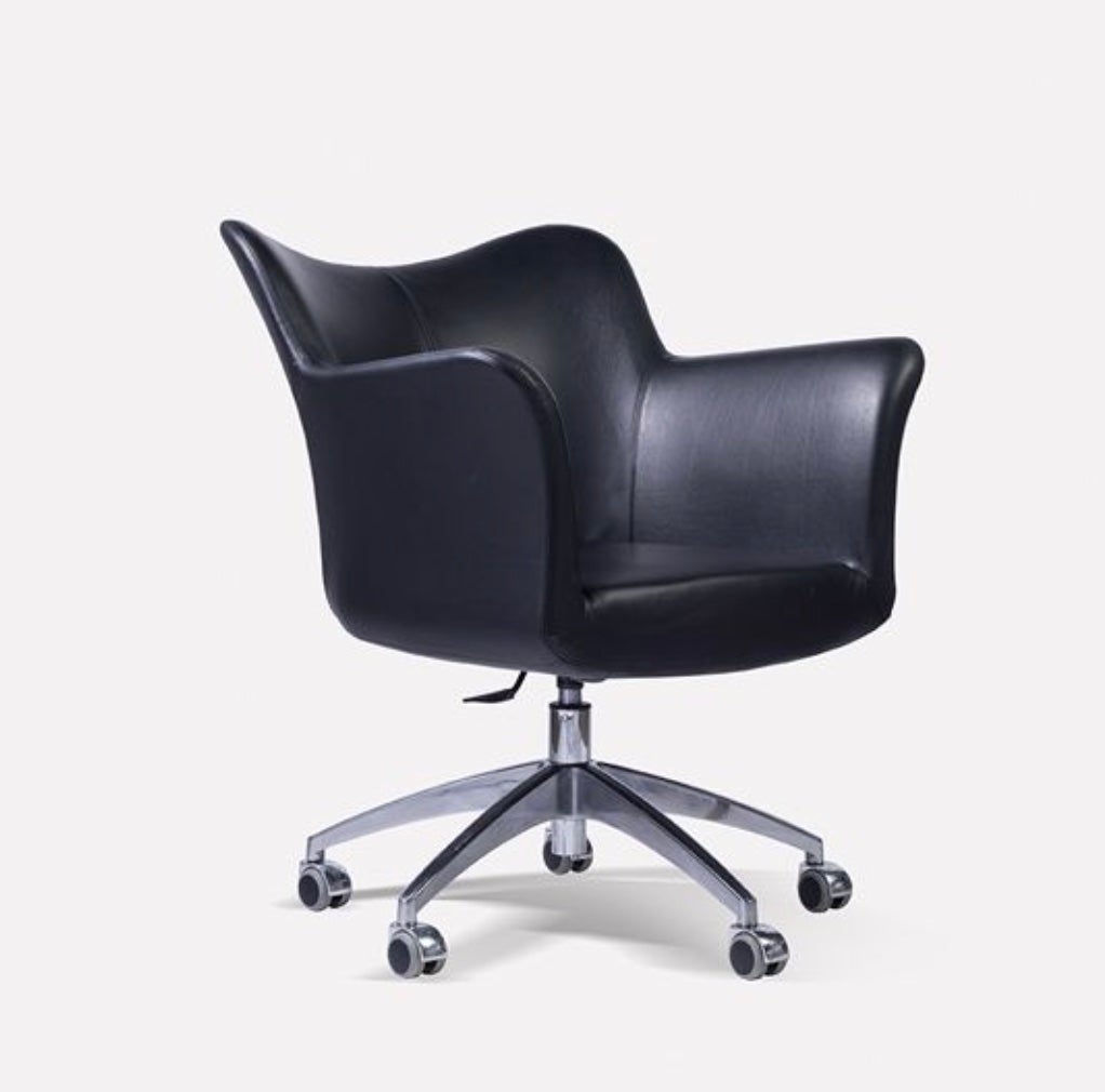 JENN ist ein Schreibtischstuhl aus Leder, der leicht geneigt ist, um eine entspannte und ergonomische Sitzposition zu erreichen. Die einzigartigen Proportionen des JENN-Schreibtischstuhls machen ihn zu einem zierlichen Akzent, der in Design und