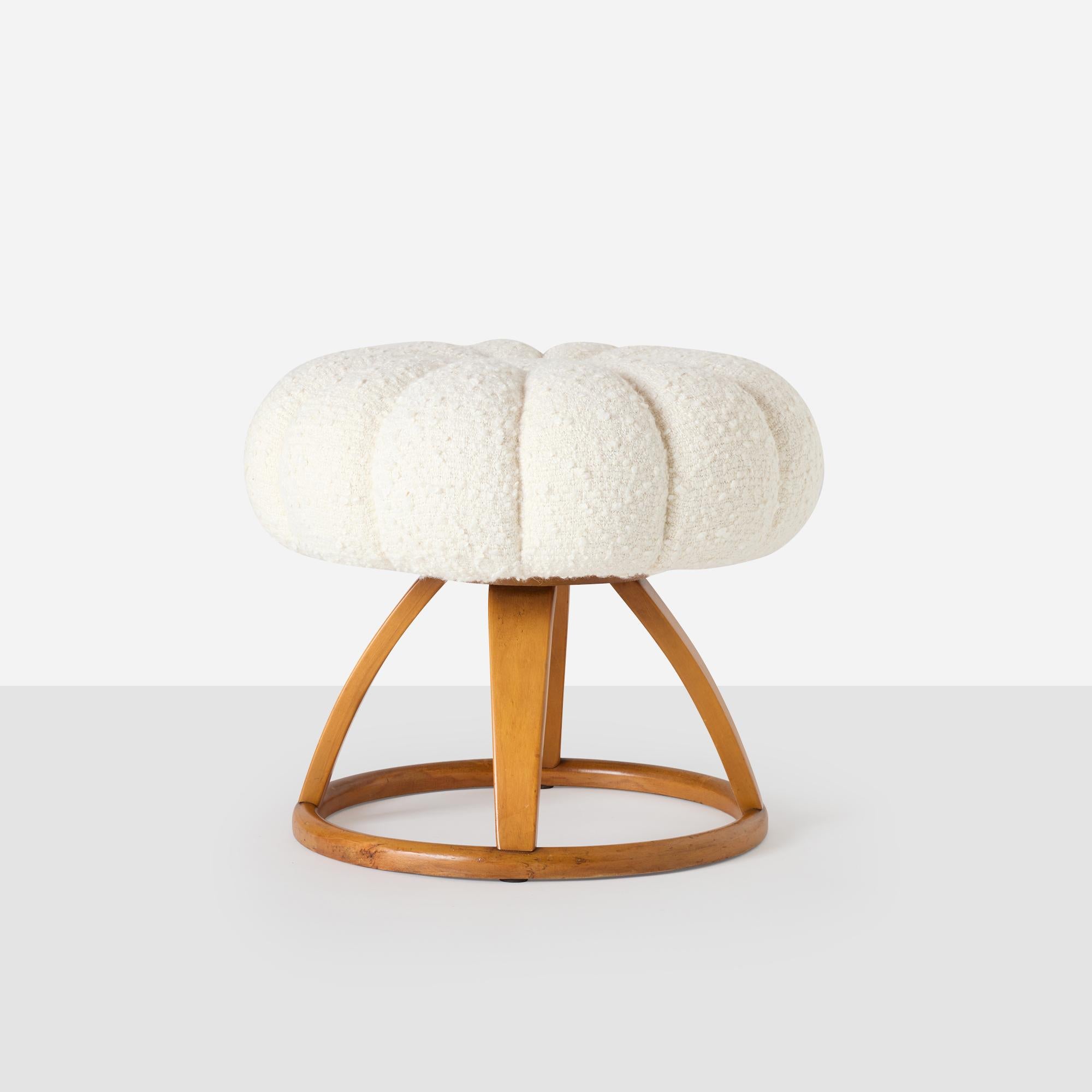 Tabouret de toilette de Whiting avec une assise ronde et segmentée, recouverte de bouclette blanche. Le siège pivote sur quatre pieds arqués reliés par un brancard circulaire en bois courbé. Marqué sur la face inférieure : Champagne,