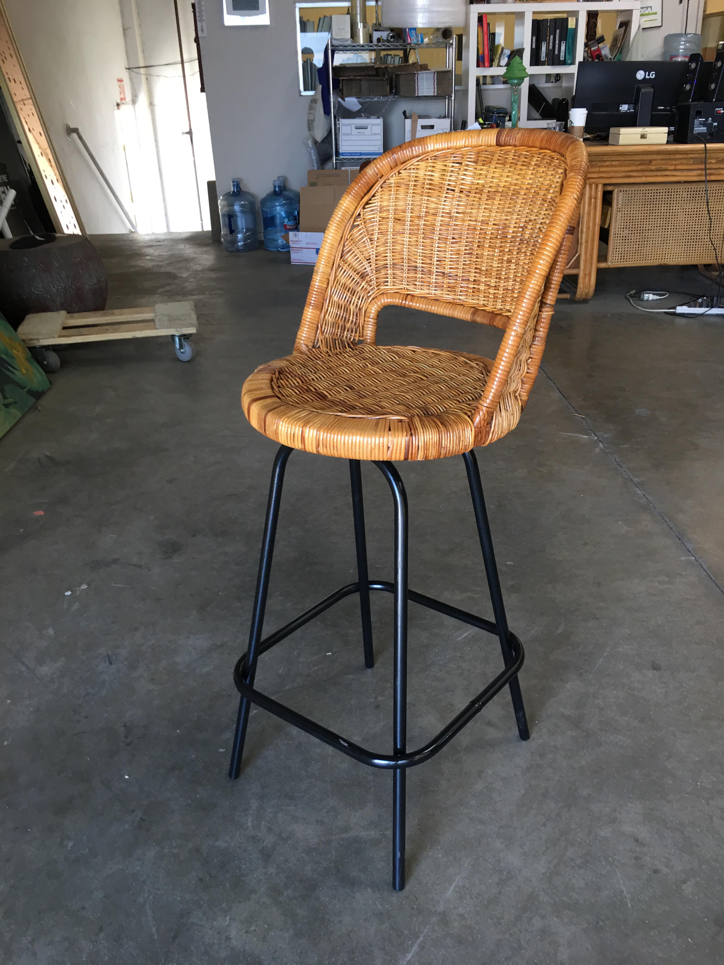 Swivel Wicker Bar Stools in the Seng of Chicago Style, Set of 3 In Excellent Condition In Van Nuys, CA