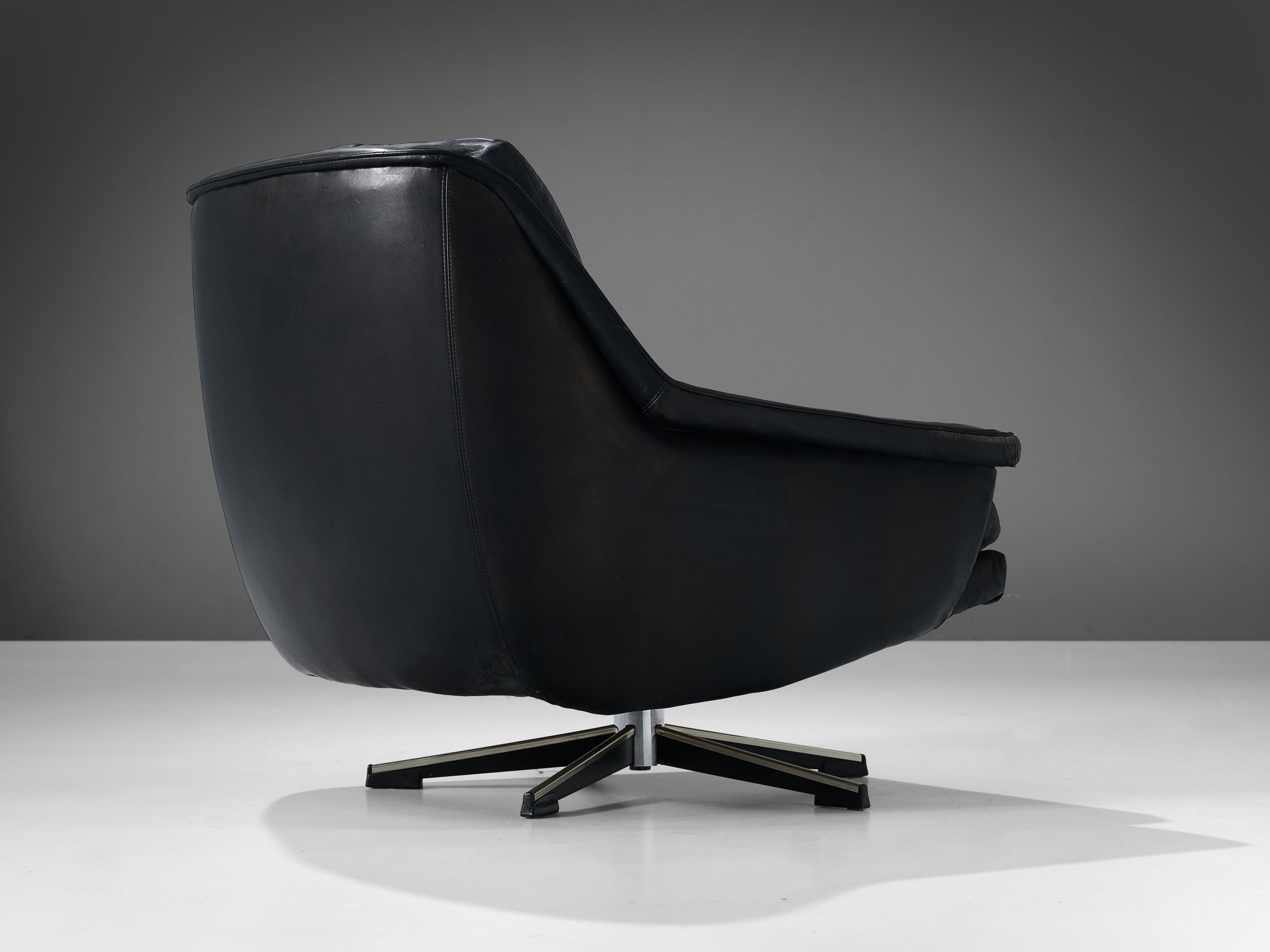 Wilkhahn Swivel Lounge Chairs in Black Leather and Metal For Sale 2