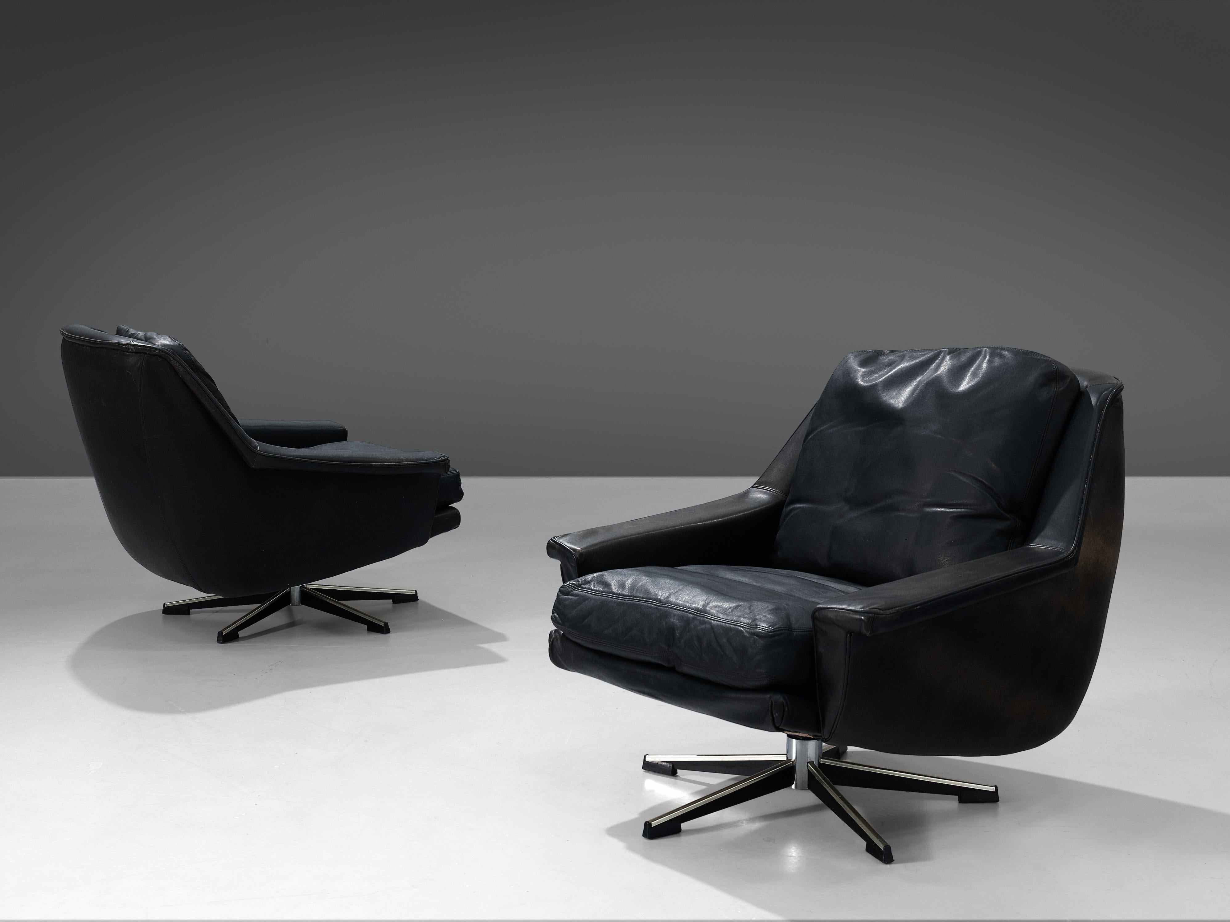 Mid-Century Modern Swivel Wilkhahn Lounge Chairs in Black Leather and Metal For Sale