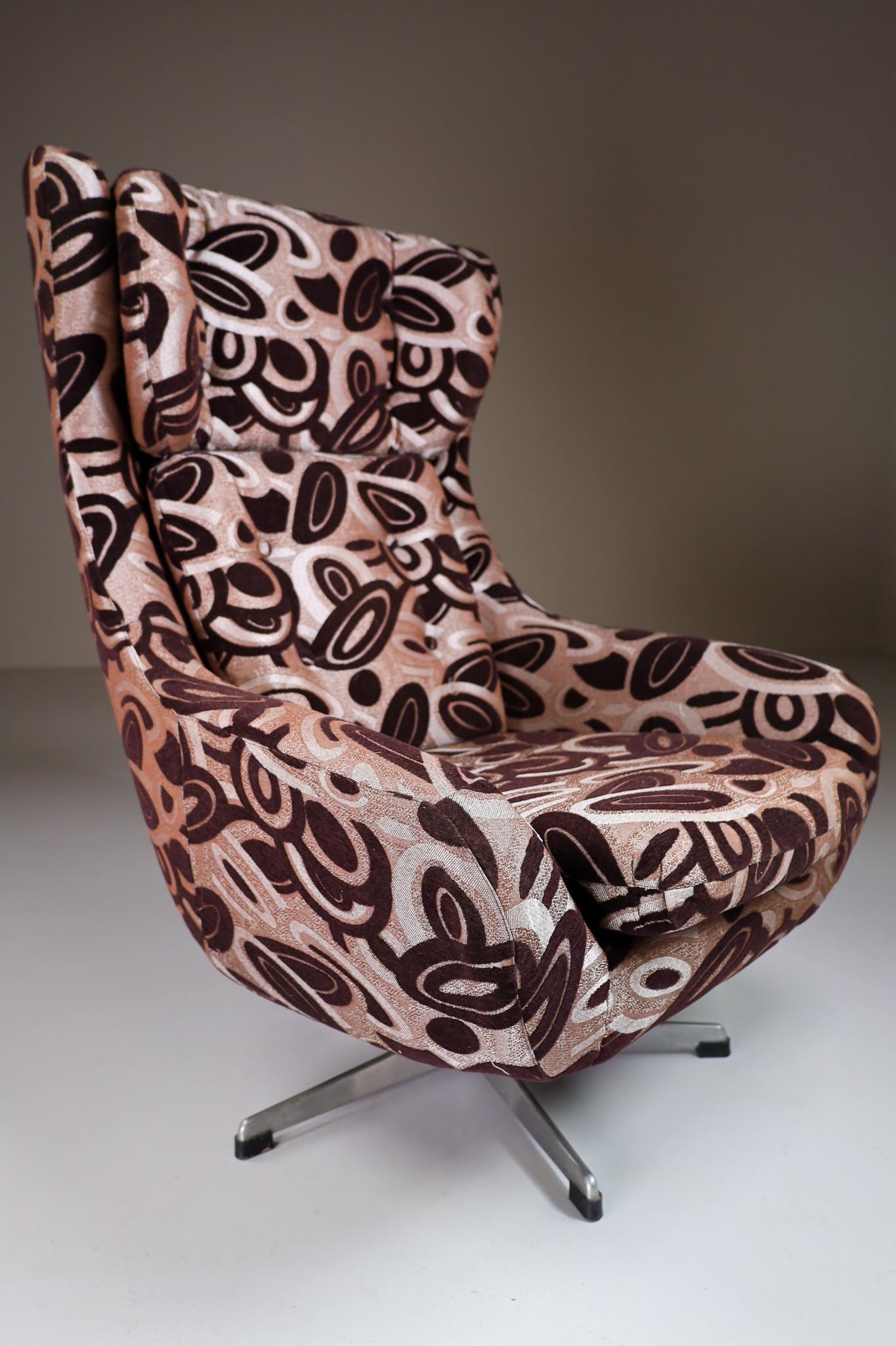 Swivel Wing Chair in New Reupholstered Fabric, Czech Republic, 1970s For Sale 4