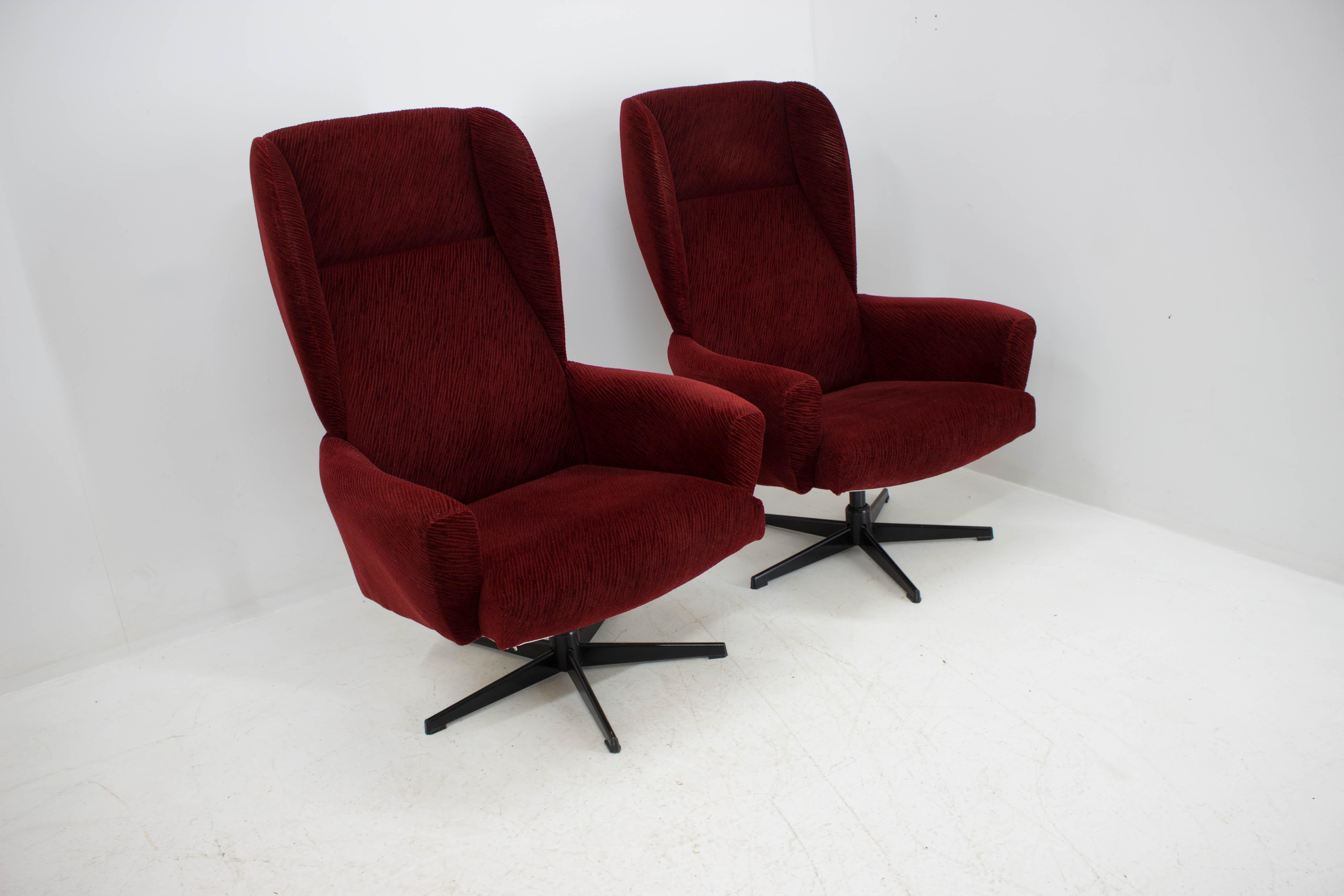 Fauteuil pivotant à oreilles en rouge:: années 1980 en vente 3