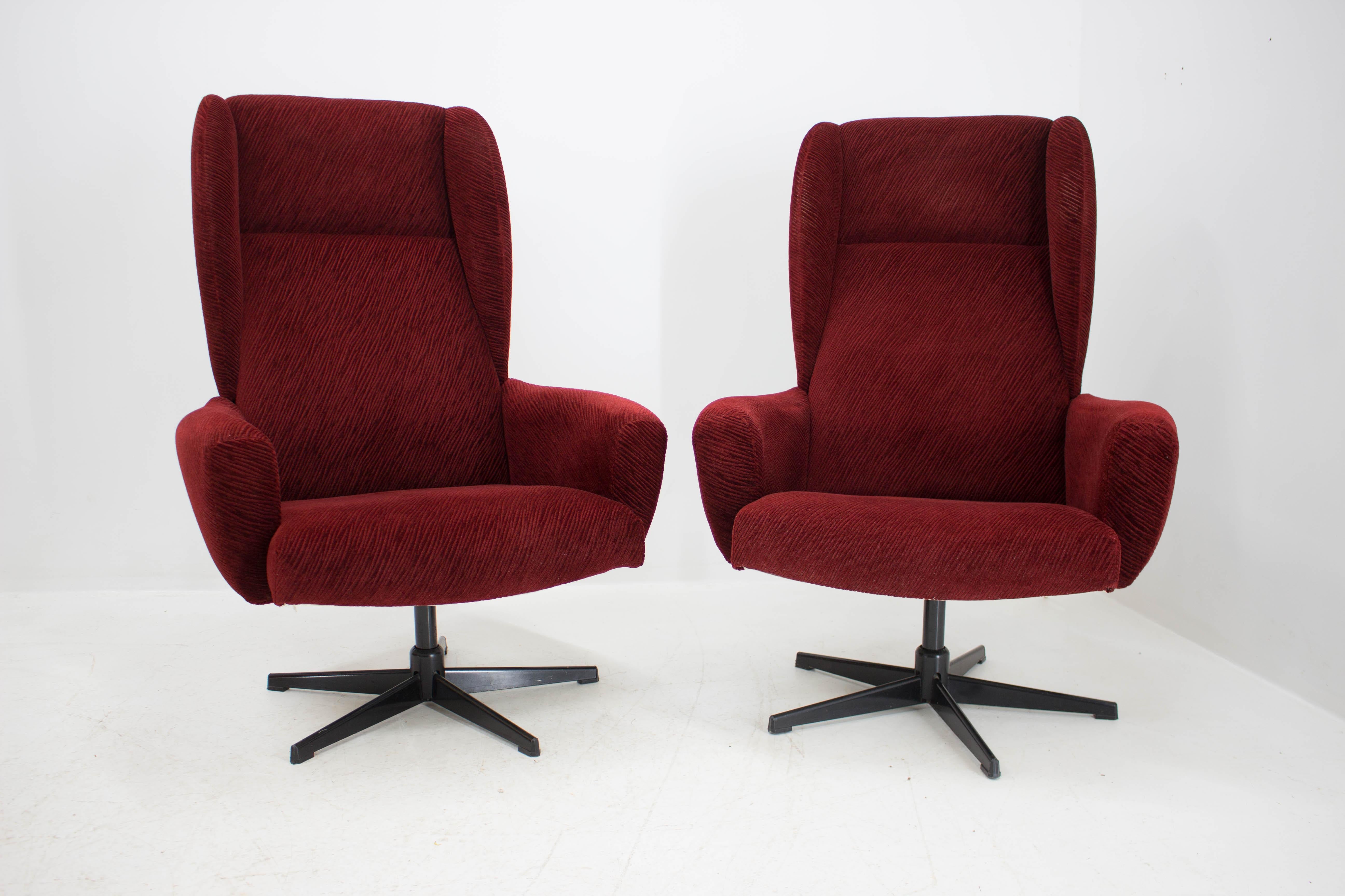 Mid-Century Modern Fauteuil pivotant à oreilles en rouge:: années 1980 en vente