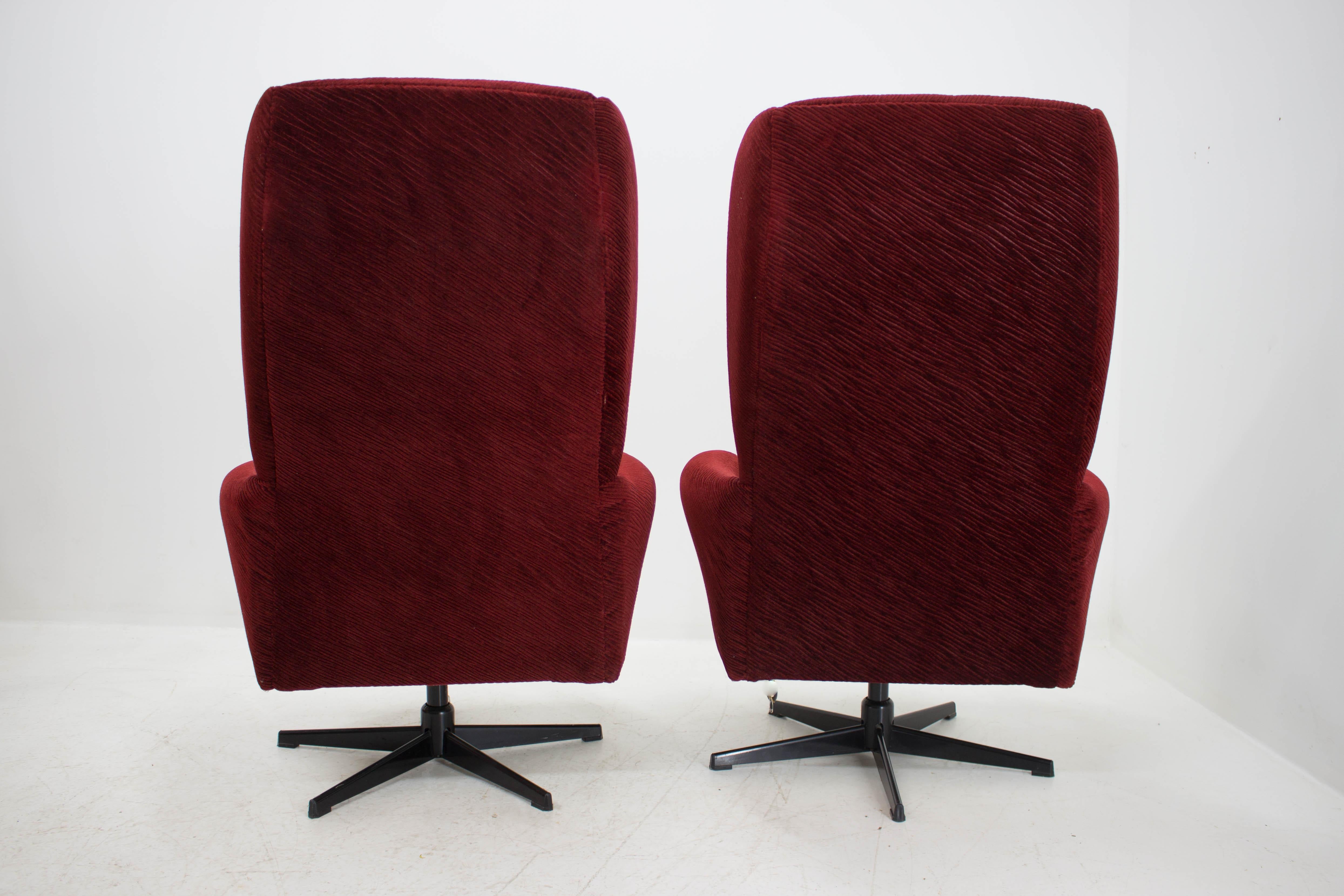 Mid-Century Modern Swivel Wing Chair in Red, 1980s For Sale