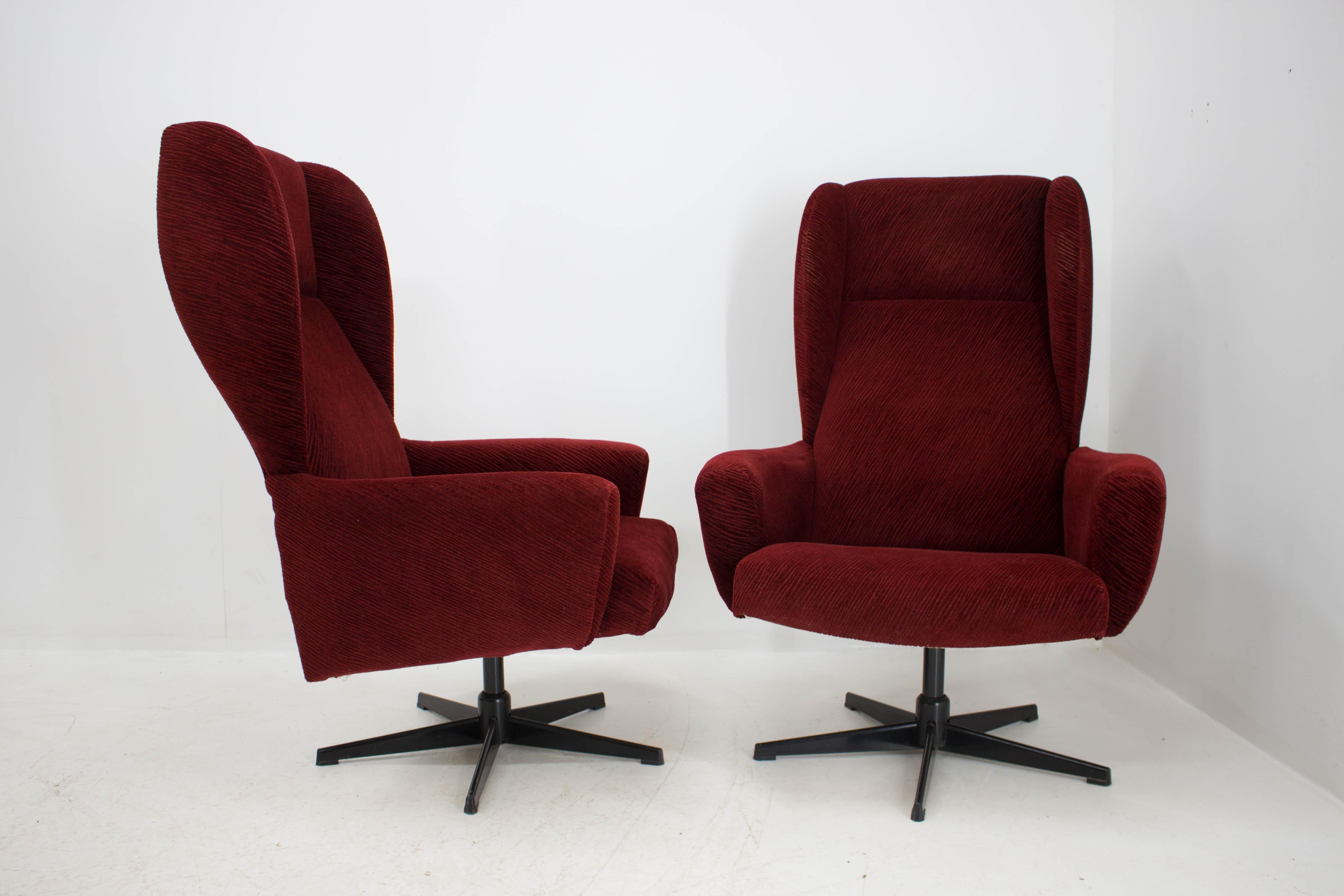 Fauteuil pivotant à oreilles en rouge:: années 1980 Bon état - En vente à Praha, CZ