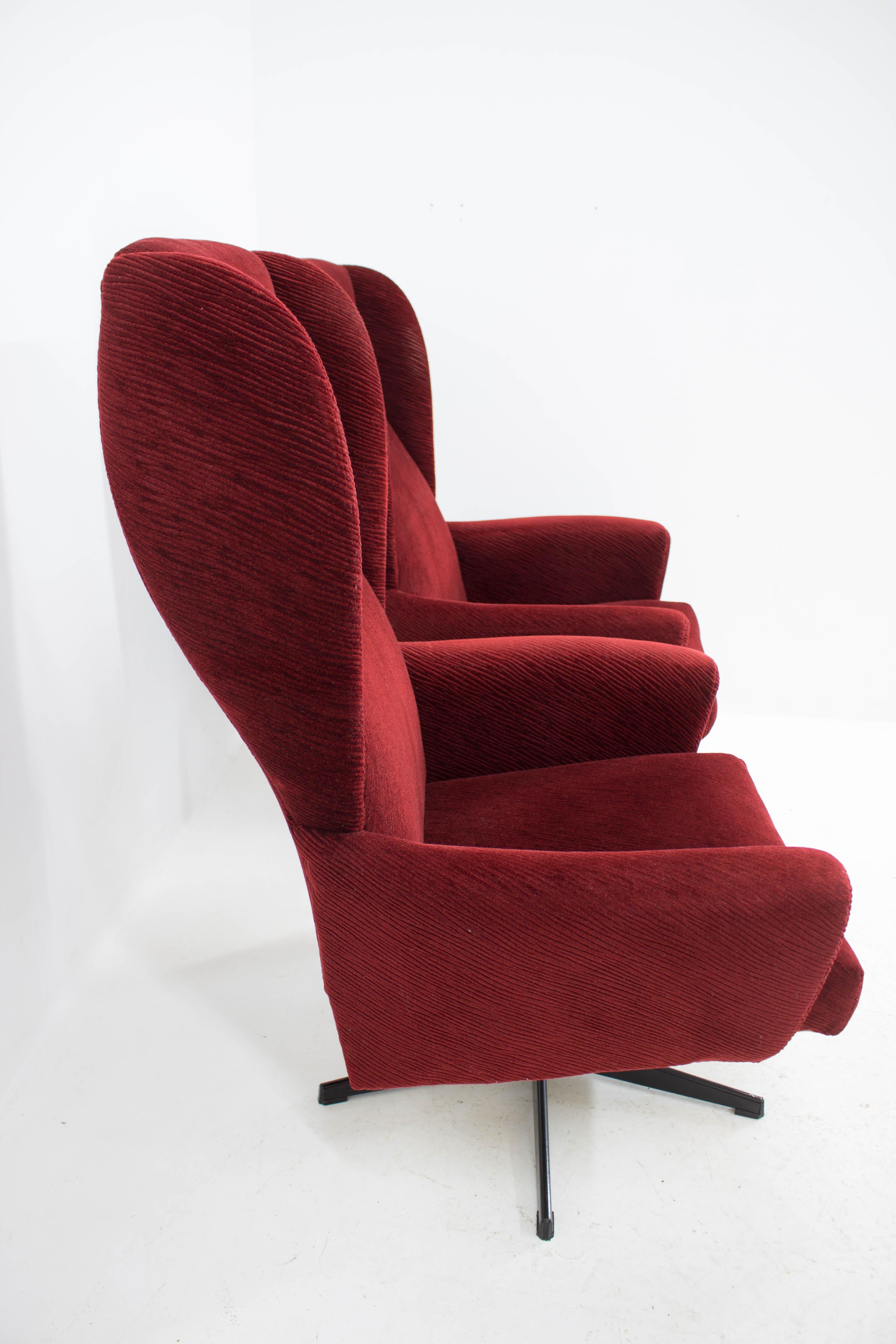 Swivel Wing Chair in Red, 1980s In Good Condition For Sale In Praha, CZ