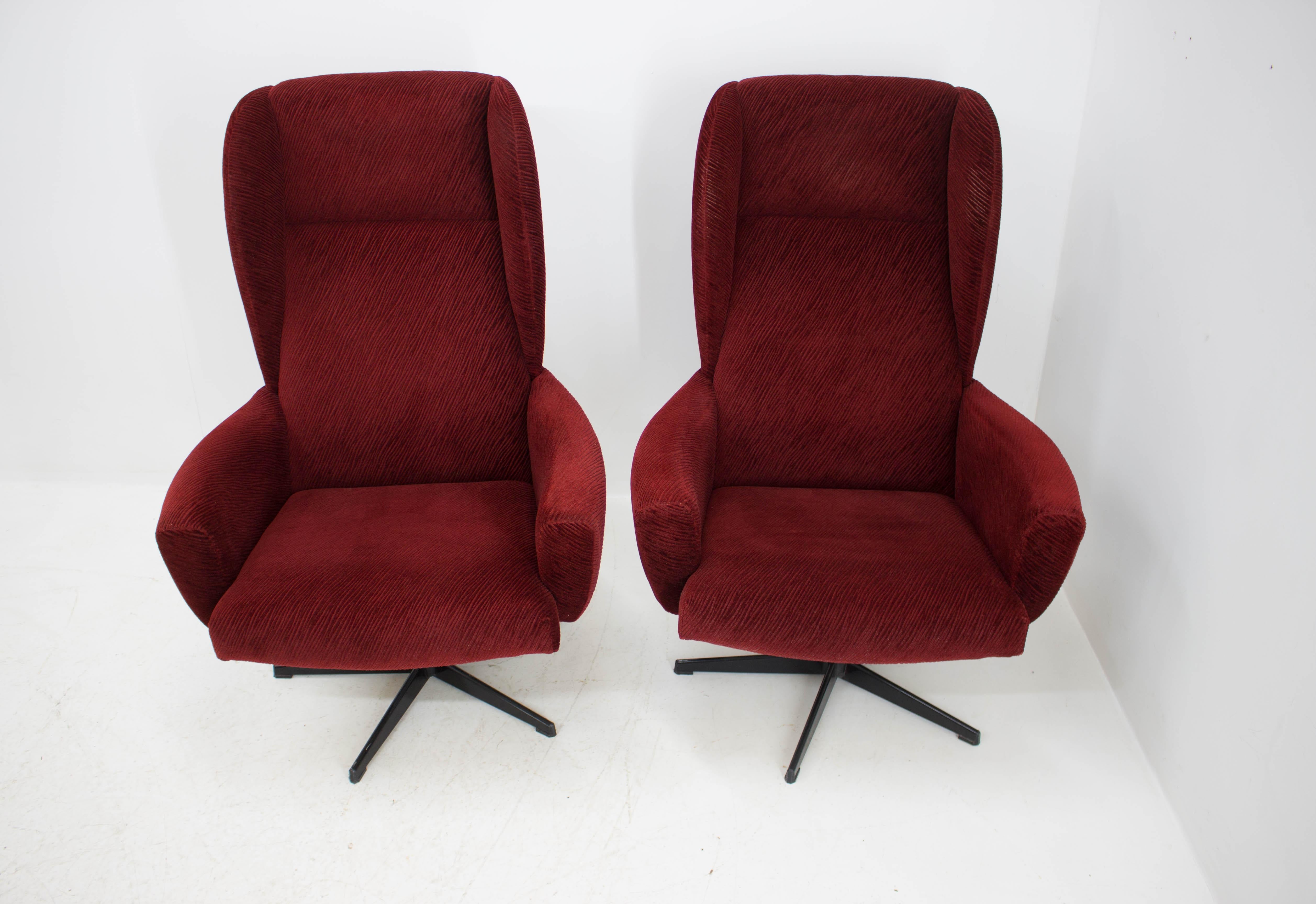 Fauteuil pivotant à oreilles en rouge:: années 1980 en vente 1