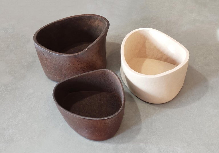 Swivel.B is a set of decorative bowls made of 3d printed sawdust that celebrate the scalability of 3d printing technology by applying finishes used in our other furniture ranges to accessories. A beautiful accent, the sculptural form of the bowls