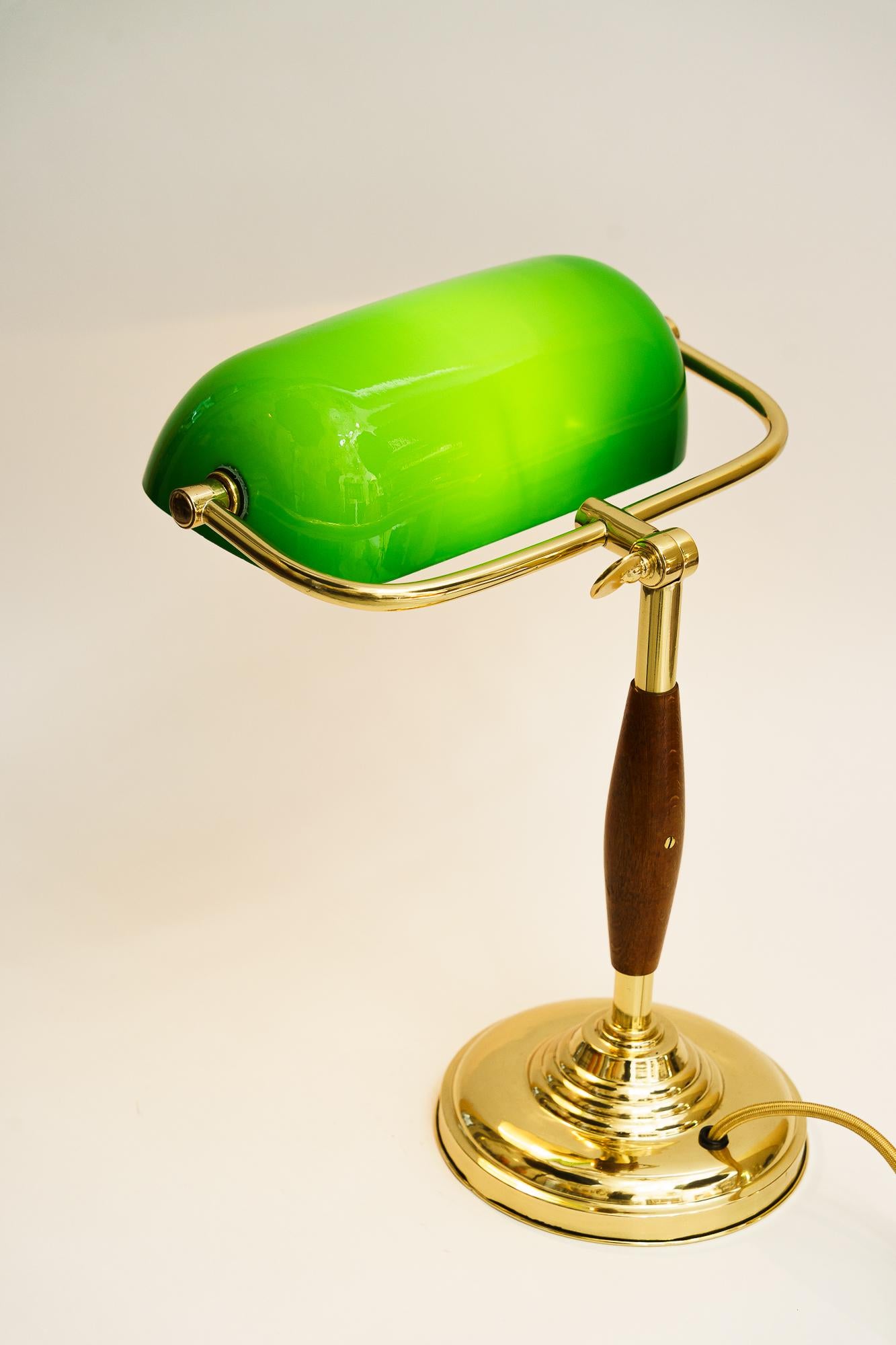 Swiveling and adjustable art deco banker table lamp vienna around 1920s For Sale 5