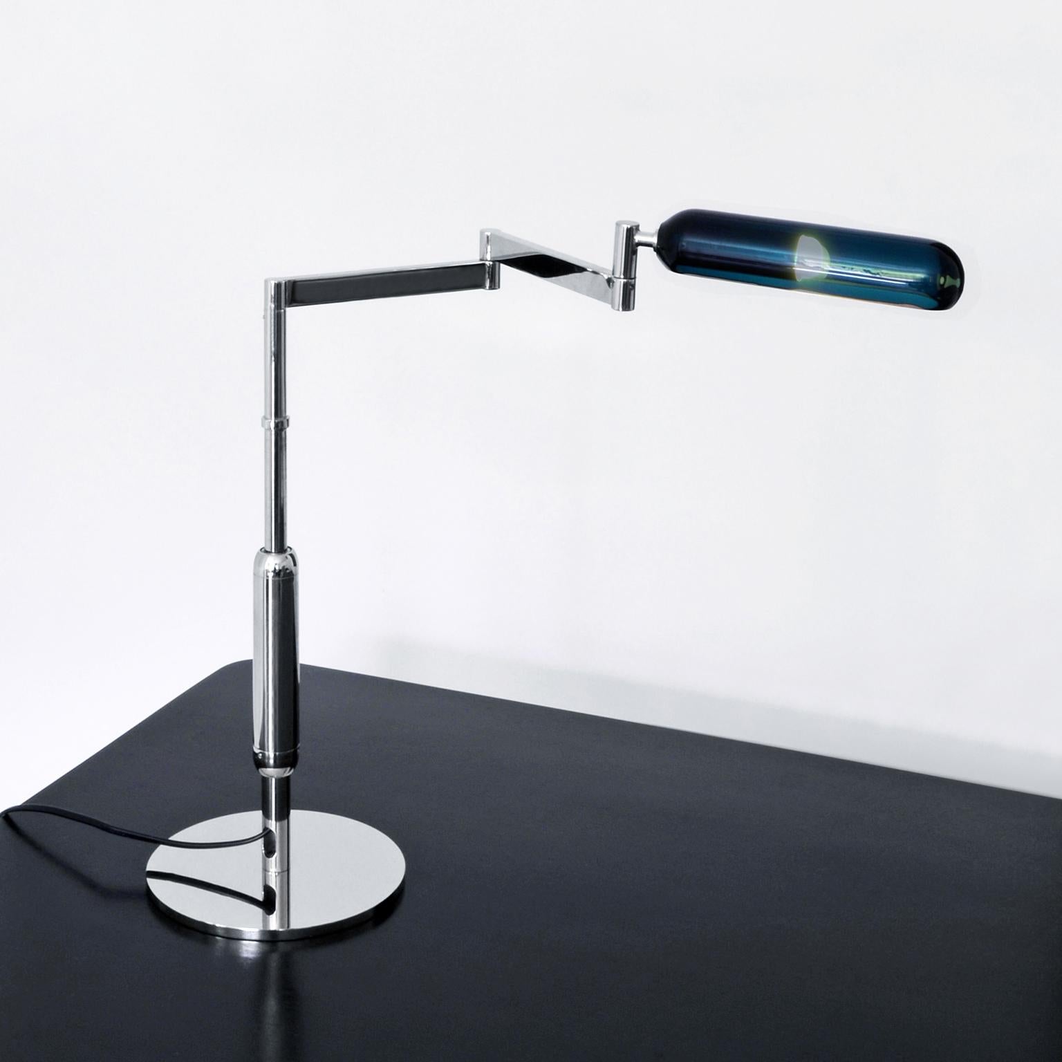 Swiveling and height-adjustable table lamp, nickel-plated brass, stained glass, customizable.
Production time c. 10 weeks.