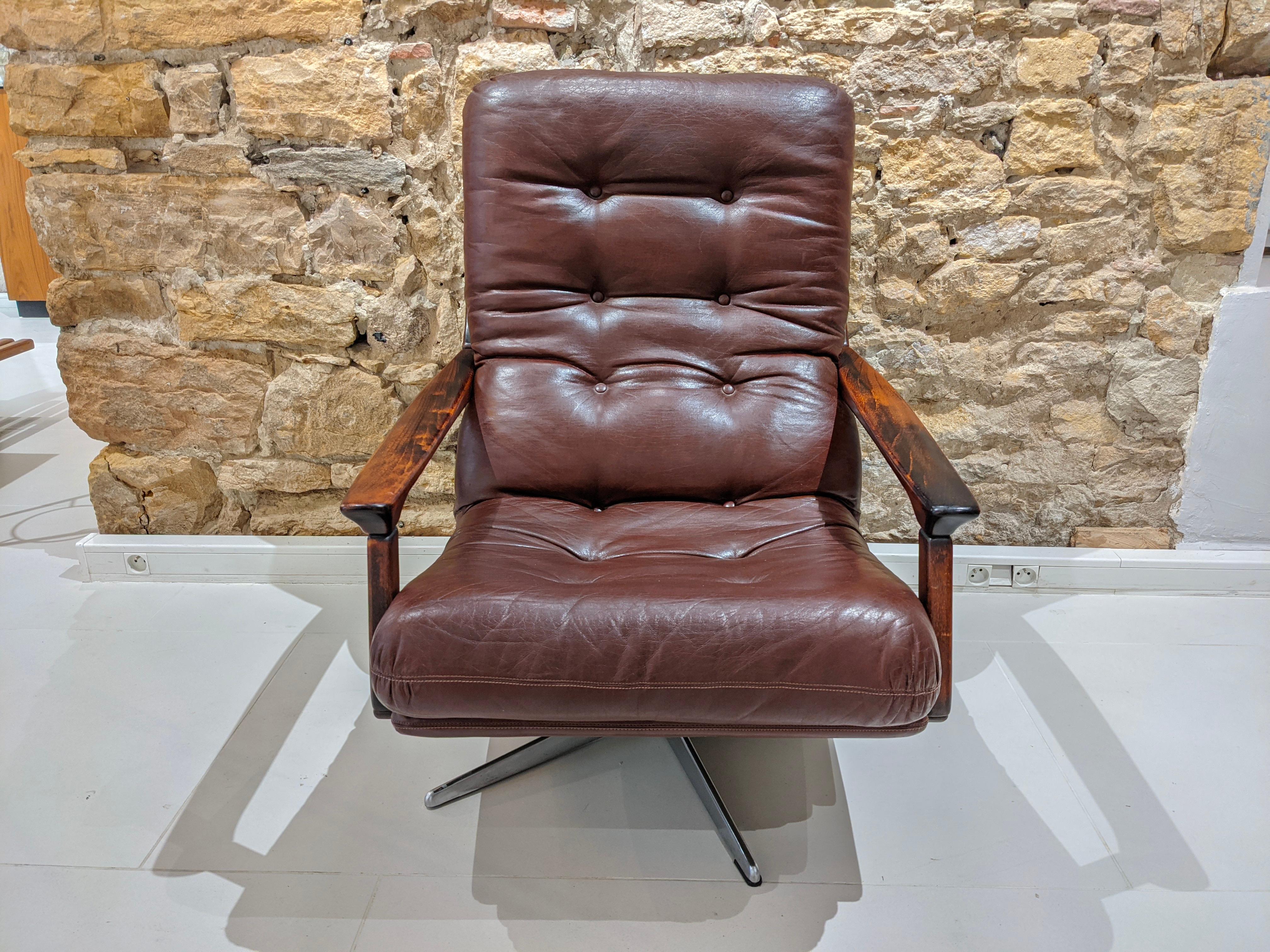 Swiveling armchair in leatherette. Year 1970. Very good condition.