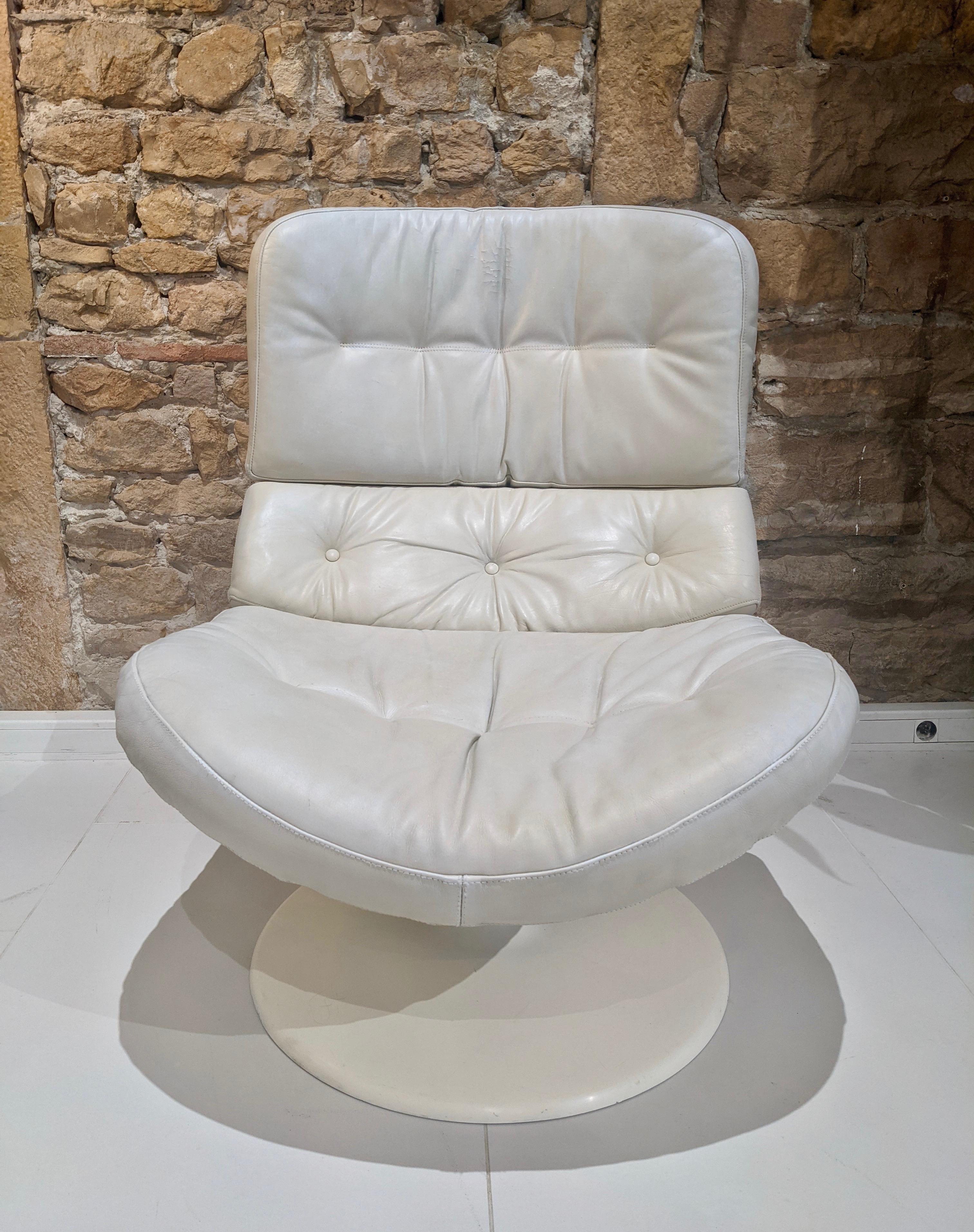 Swiveling Armchair in Patinated Leather In Good Condition In lyon, FR