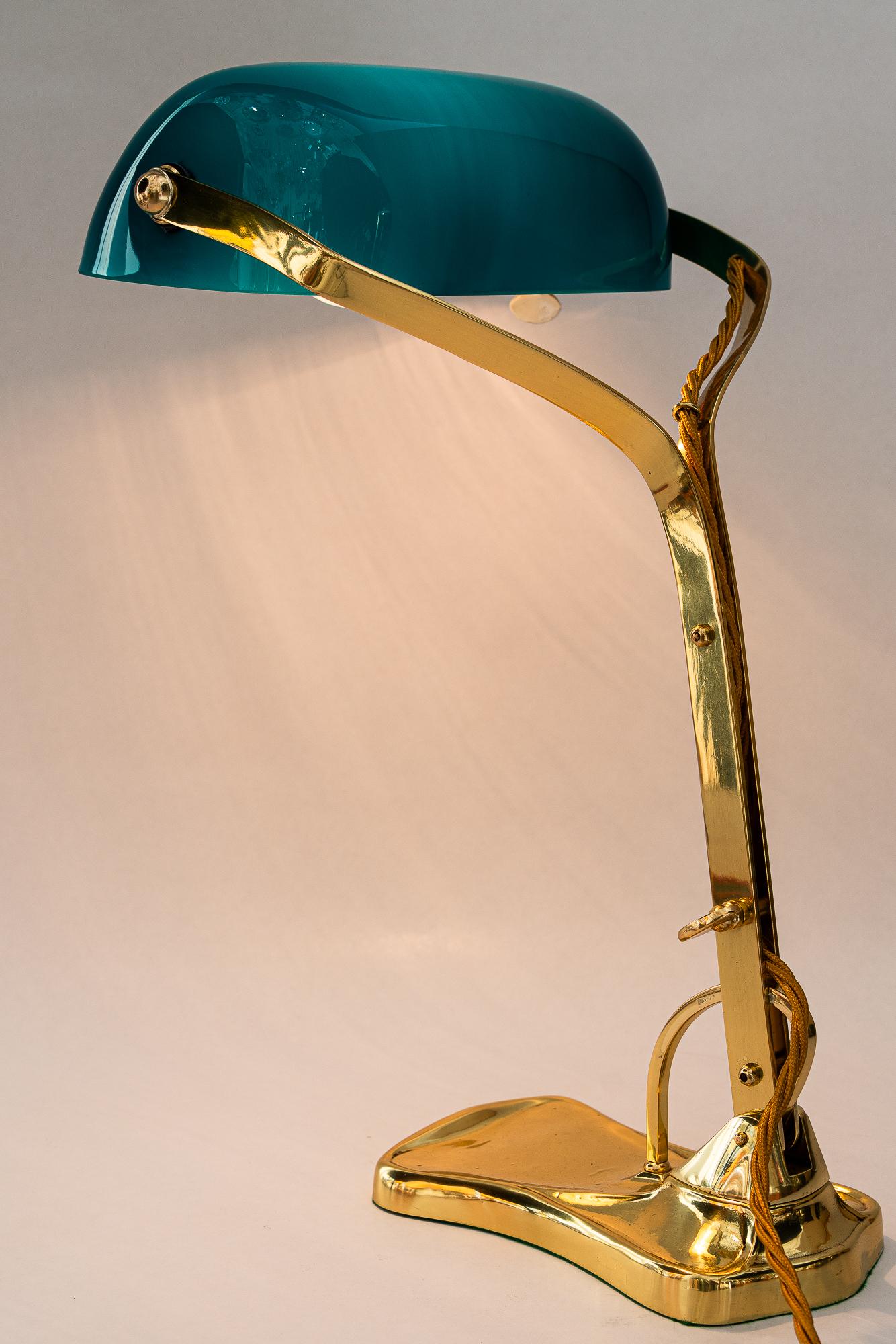 Swiveling Art Deco banker table lamp with glass shade around 1920s For Sale 3