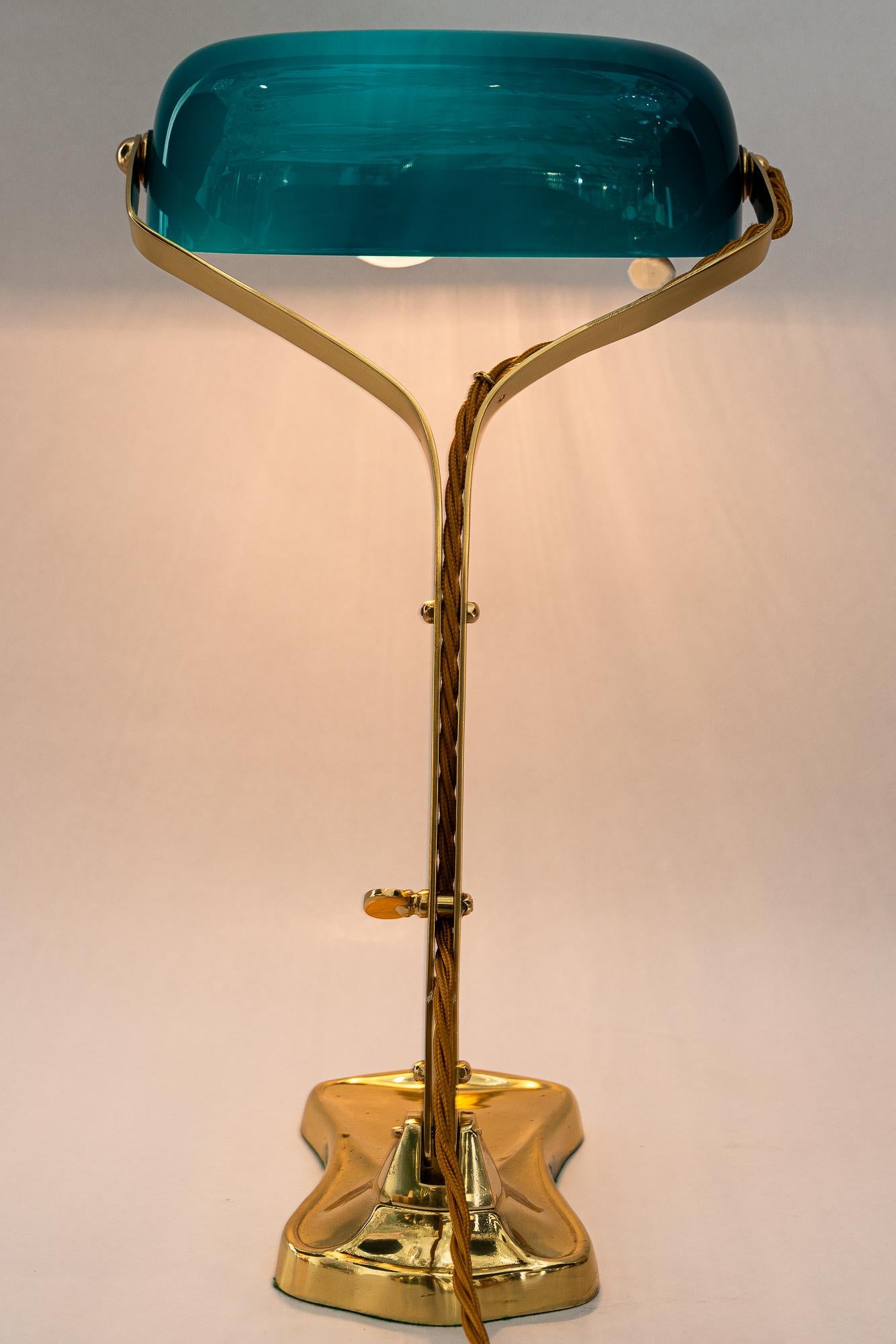 Swiveling Art Deco banker table lamp with glass shade around 1920s For Sale 4