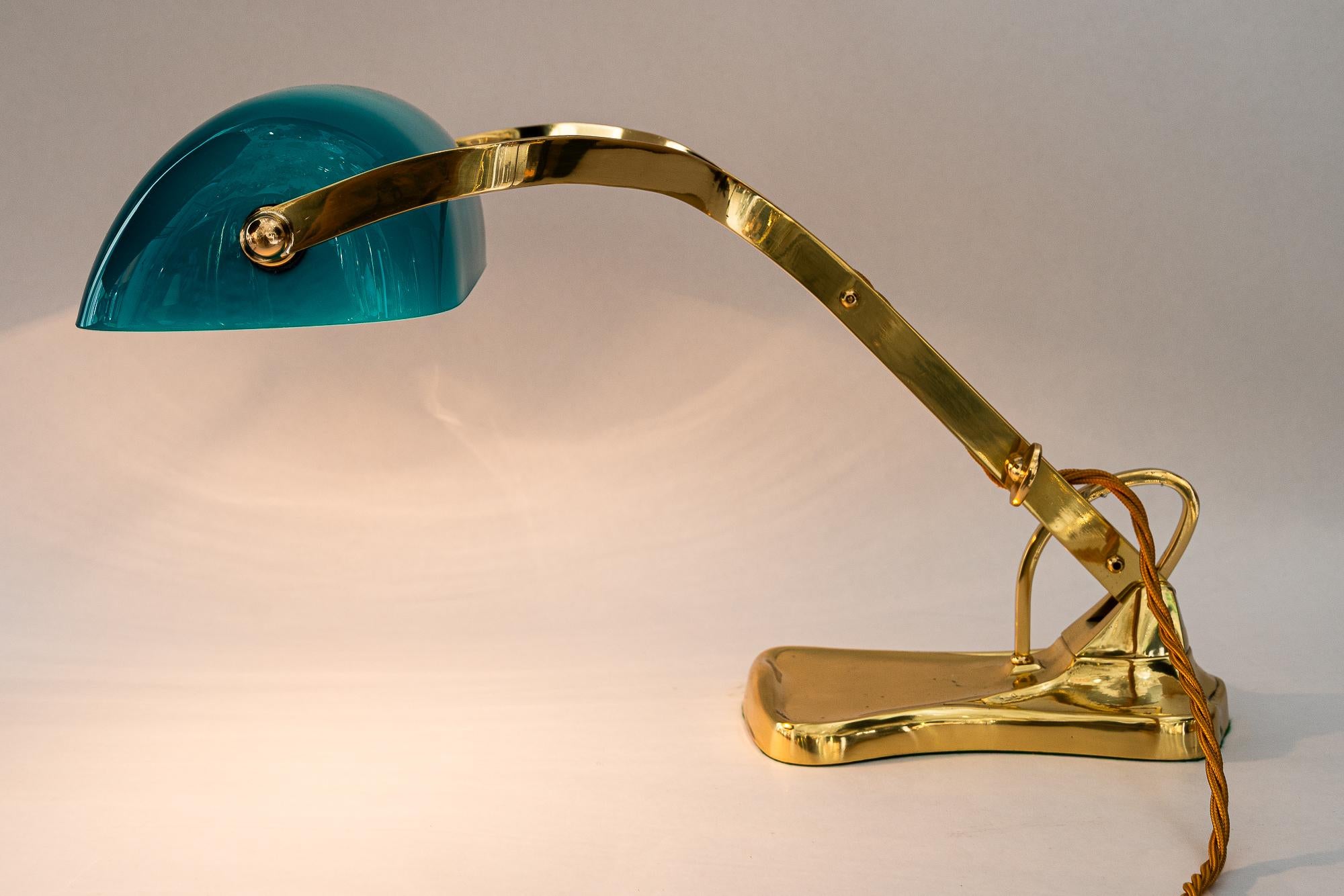 Swiveling Art Deco banker table lamp with glass shade around 1920s For Sale 5