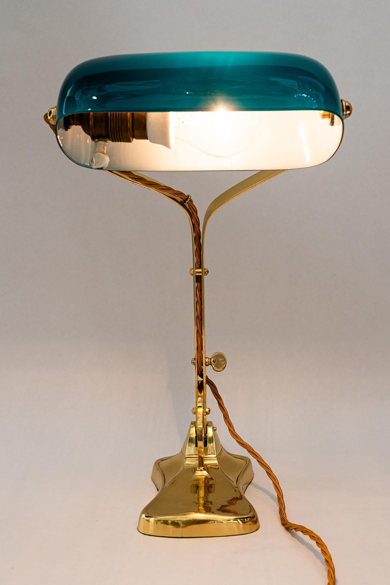 Swiveling Art Deco banker table lamp with glass shade around 1920s For Sale 6