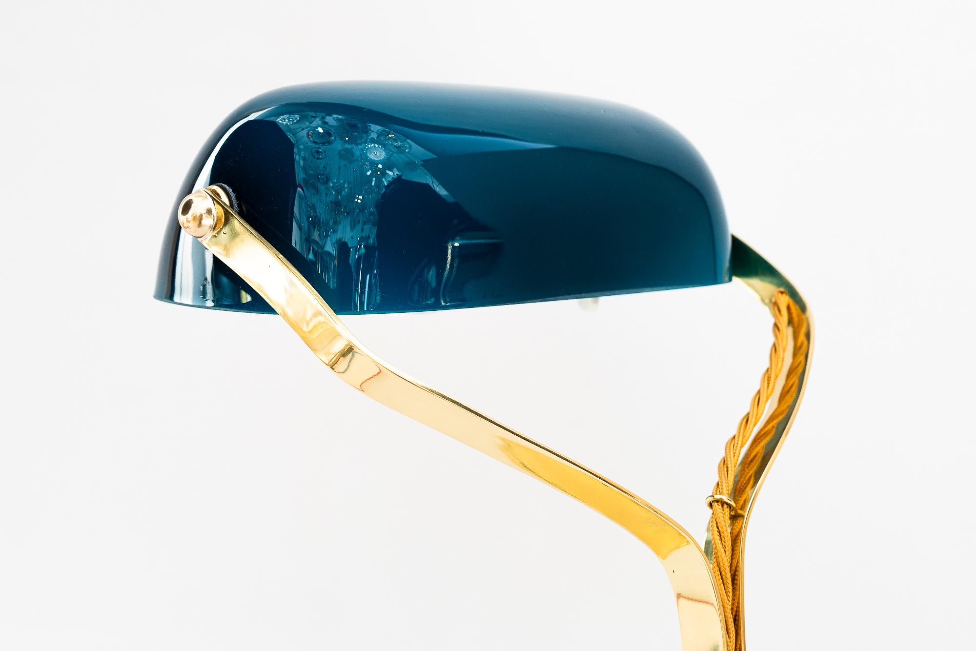 Swiveling Art Deco banker table lamp with glass shade around 1920s For Sale 10