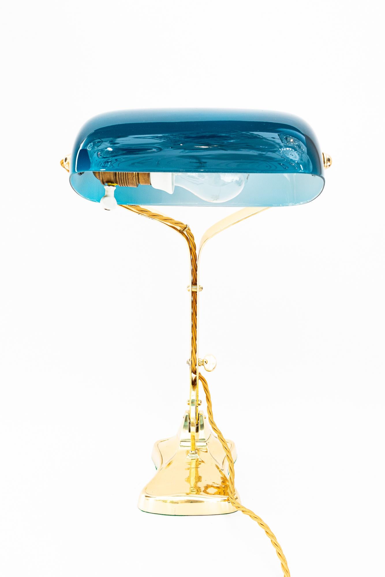 Swiveling Art Deco banker table lamp with glass shade around 1920s
Brass polished and stove enameled
Deep from 23cm - 45cm