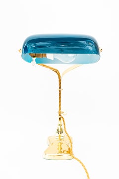 Swiveling Art Deco banker table lamp with glass shade around 1920s