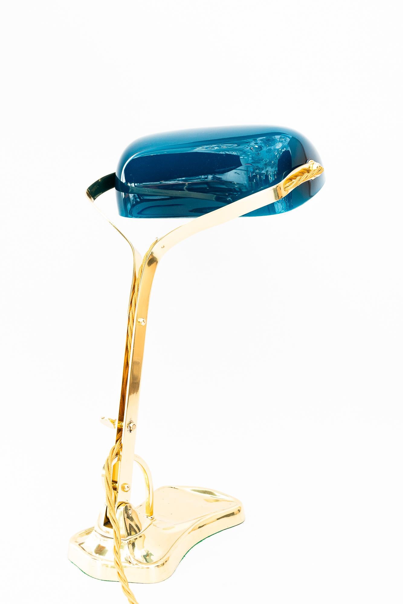 Swiveling Art Deco banker table lamp with glass shade around 1920s In Good Condition For Sale In Wien, AT
