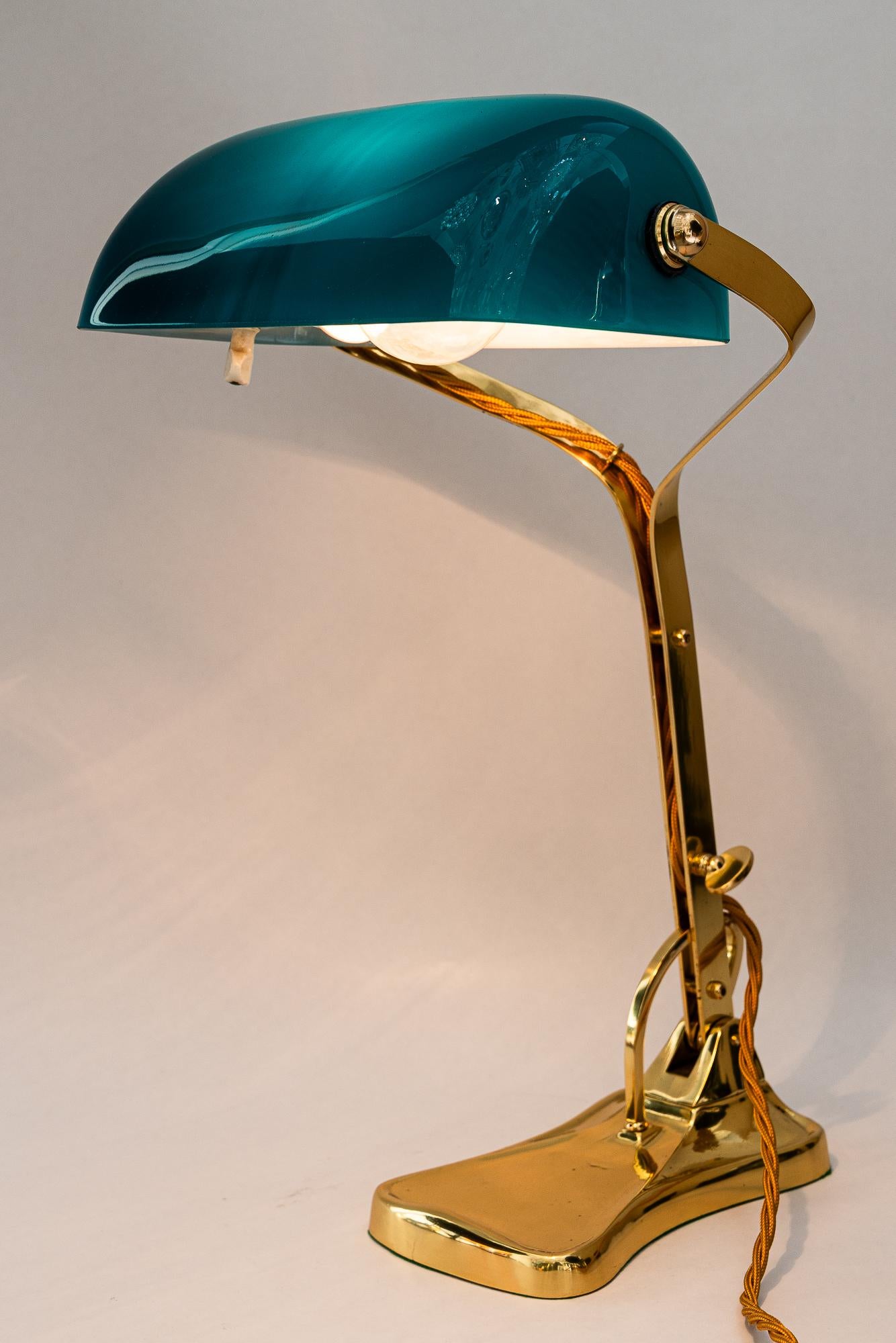 Swiveling Art Deco banker table lamp with glass shade around 1920s For Sale 1