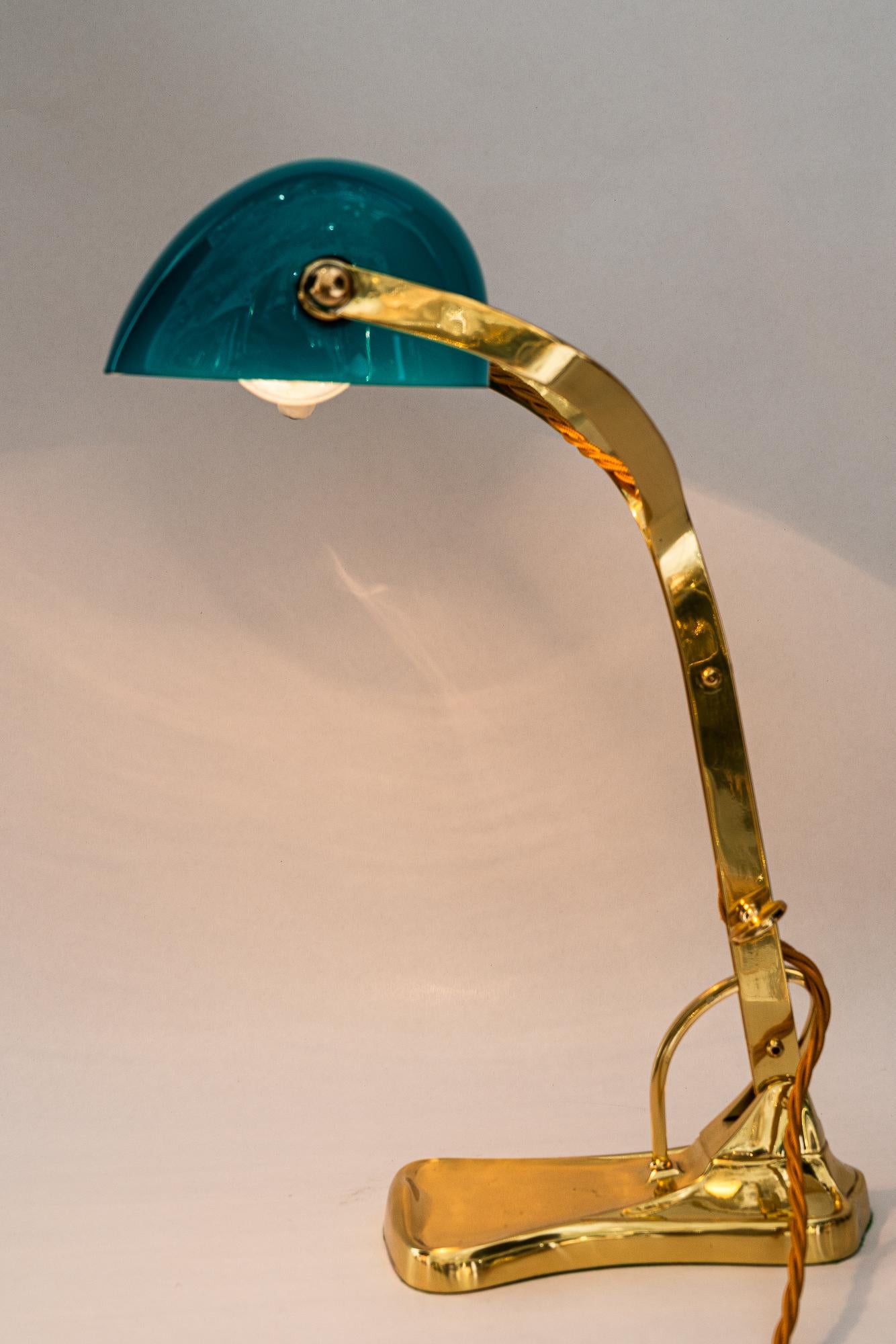 Swiveling Art Deco banker table lamp with glass shade around 1920s For Sale 2