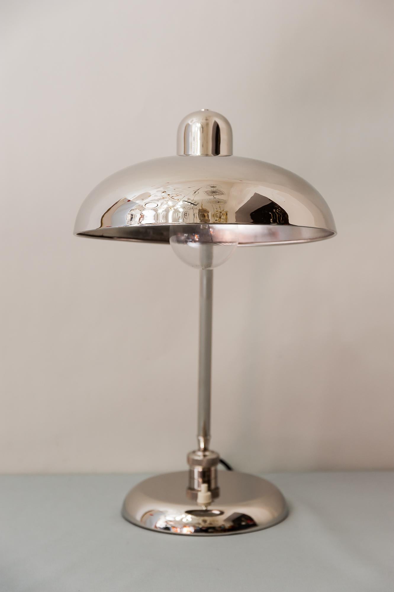 Swiveling Art Deco nickel table lamp, 1930s

Nickel-plated.
 