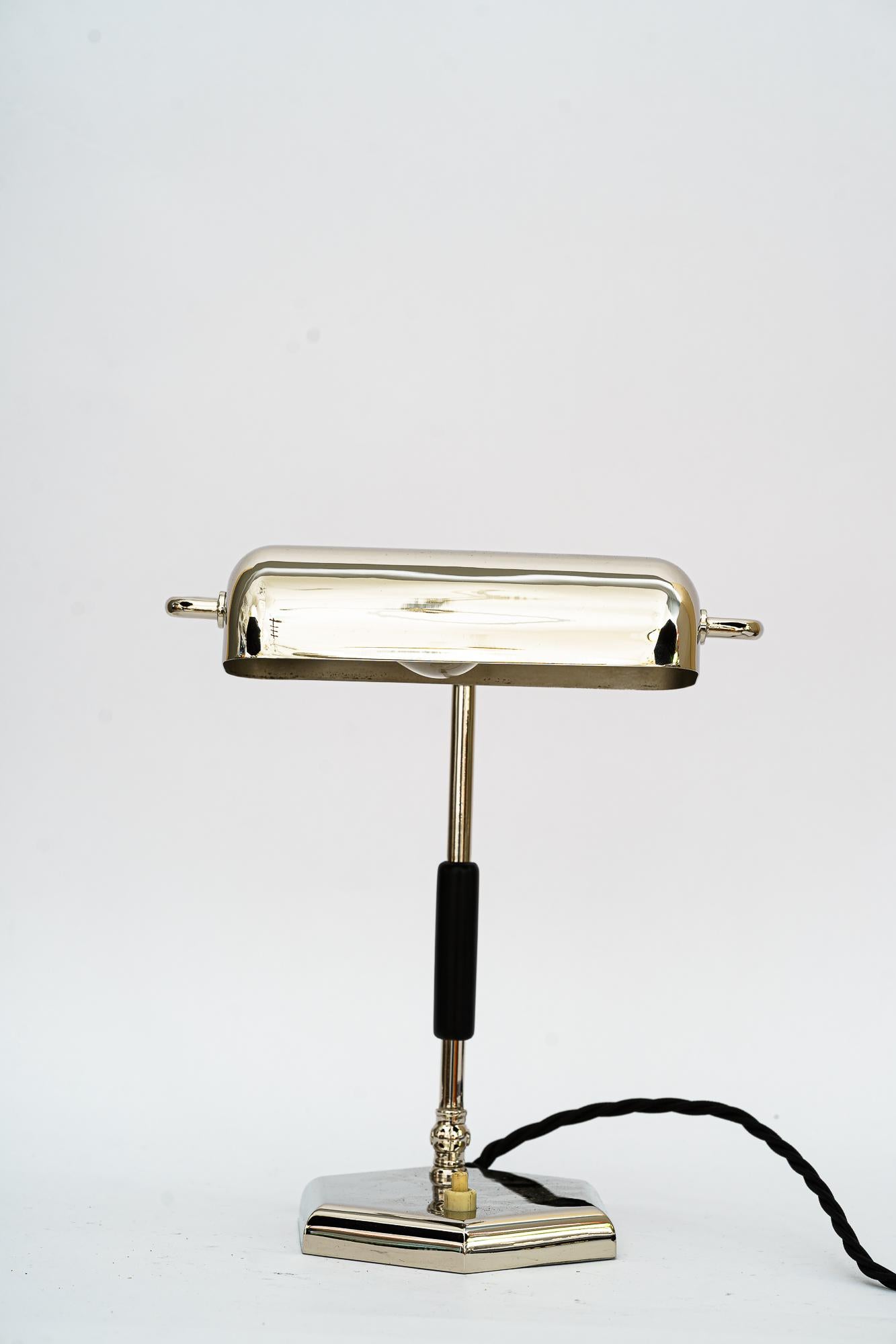 Swiveling Art Deco nickel table lamp vienna around 1920s
Nickel-plated
Wood handle ( blackened ).