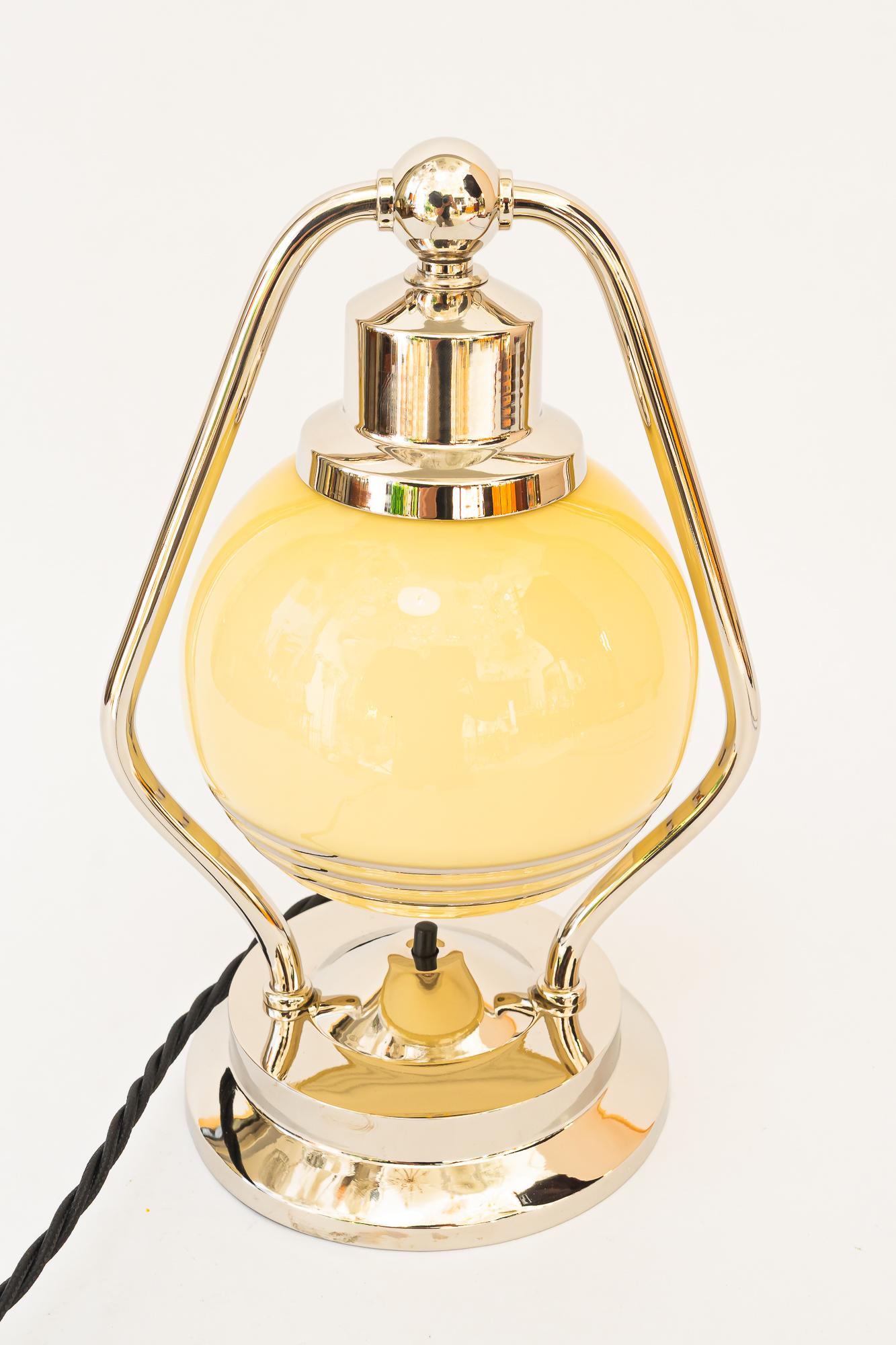Swiveling Art Deco nickel table lamp with glass vienna around 1920s In Good Condition For Sale In Wien, AT