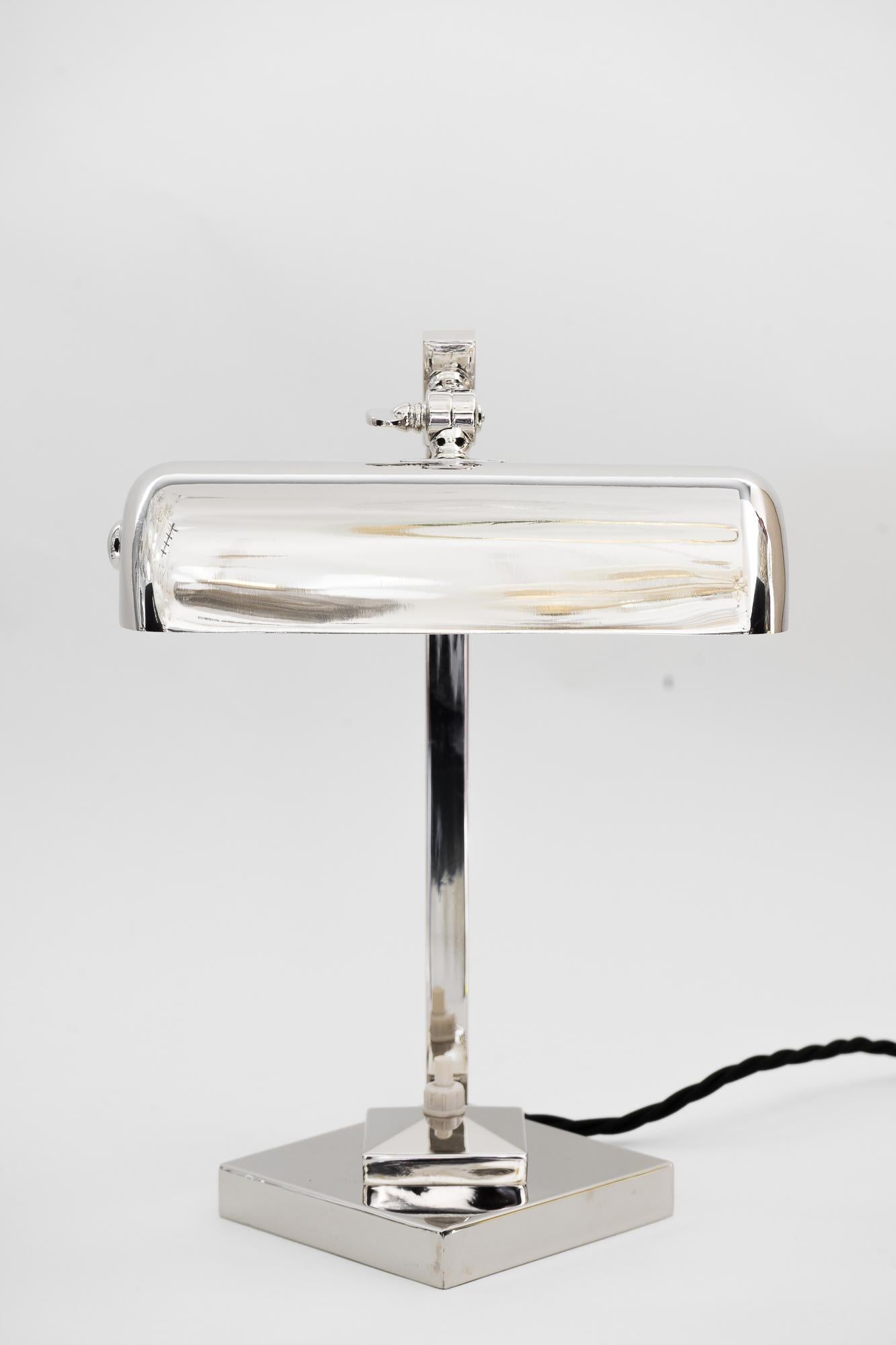 Swiveling Art Deco table lamp, circa 1920s
Brass (nickel-plated).