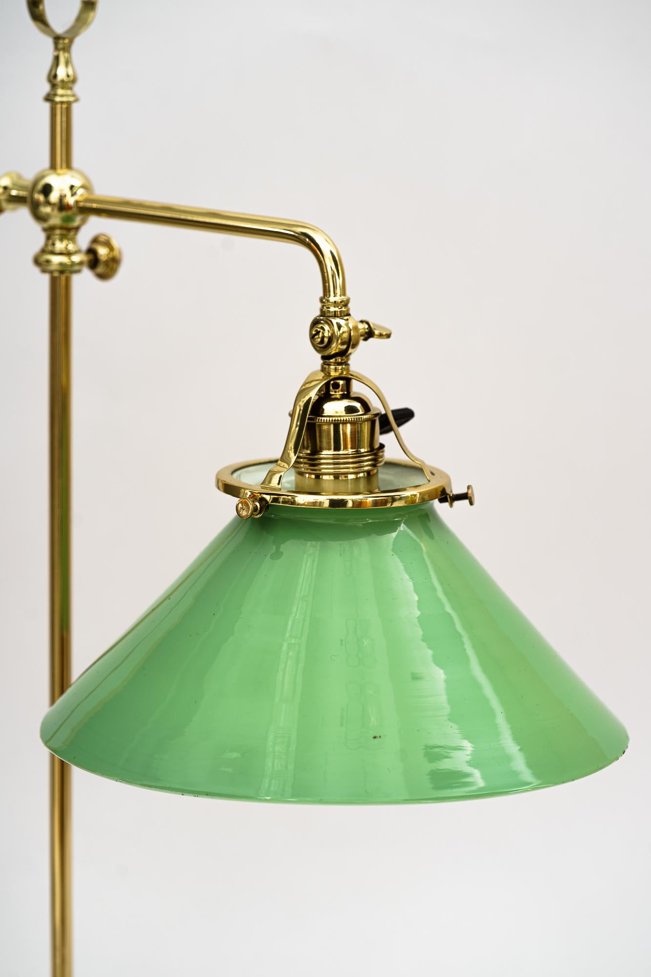 Drehbare Art Deco Tischlampe Wien um 1920er Jahre
Messing poliert und emailliert
Original Opalglas-Schirm
