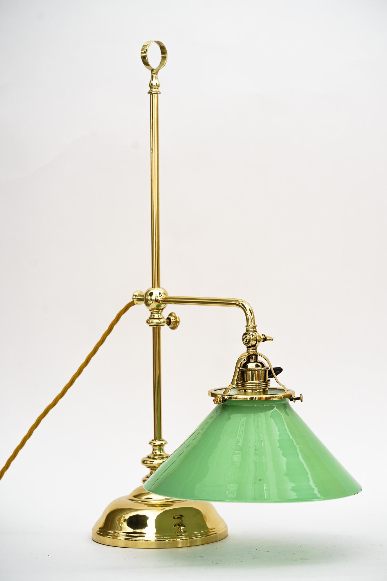 Schwenkbare Art-Déco-Tischlampe Vienna aus den 1920er Jahren (Lackiert) im Angebot