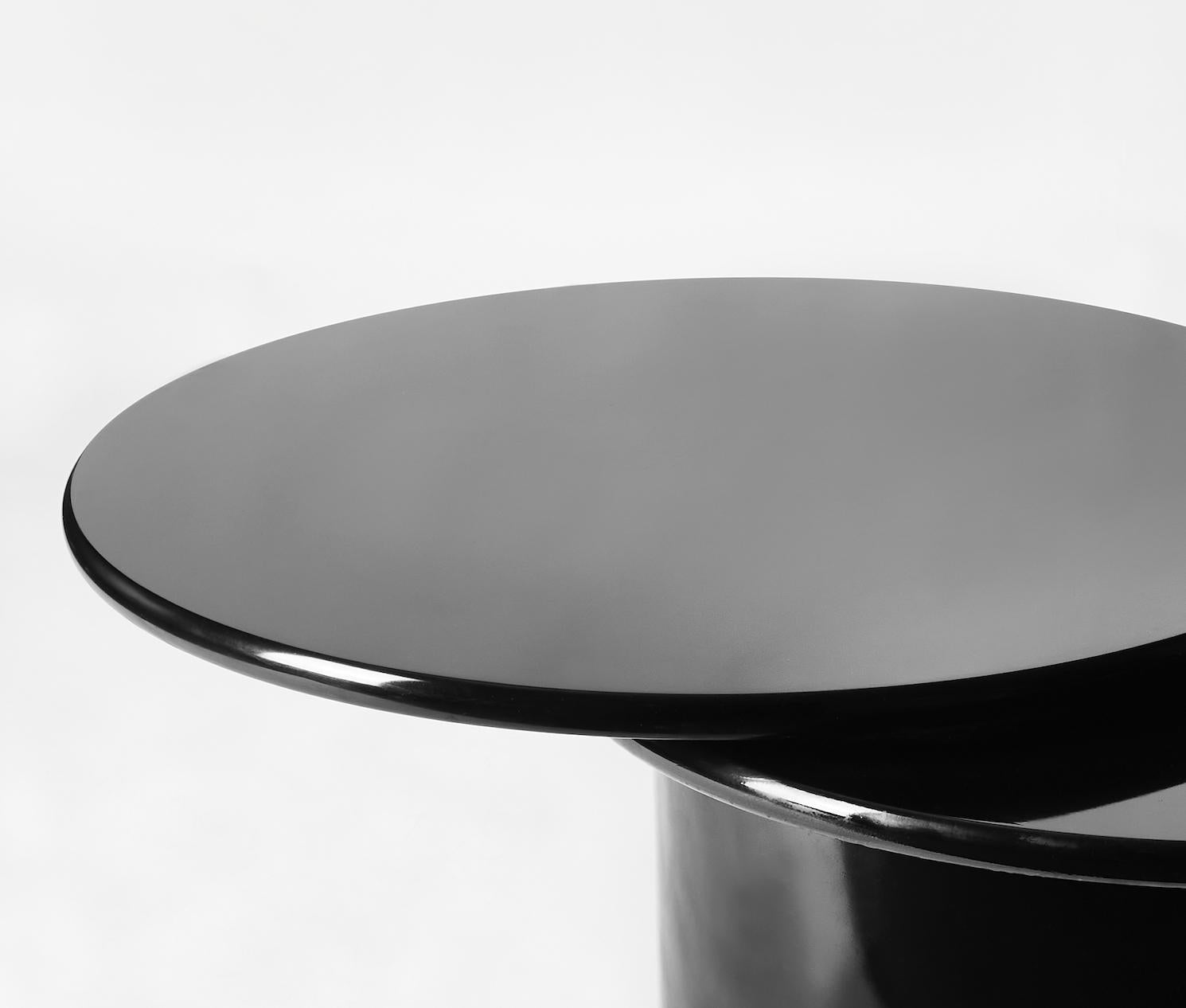 Vintage black lacquered coffee table with two swivel tops.
Italy, 1970s.

Dimensions when closed: Diameter 90 x height 43 cm.