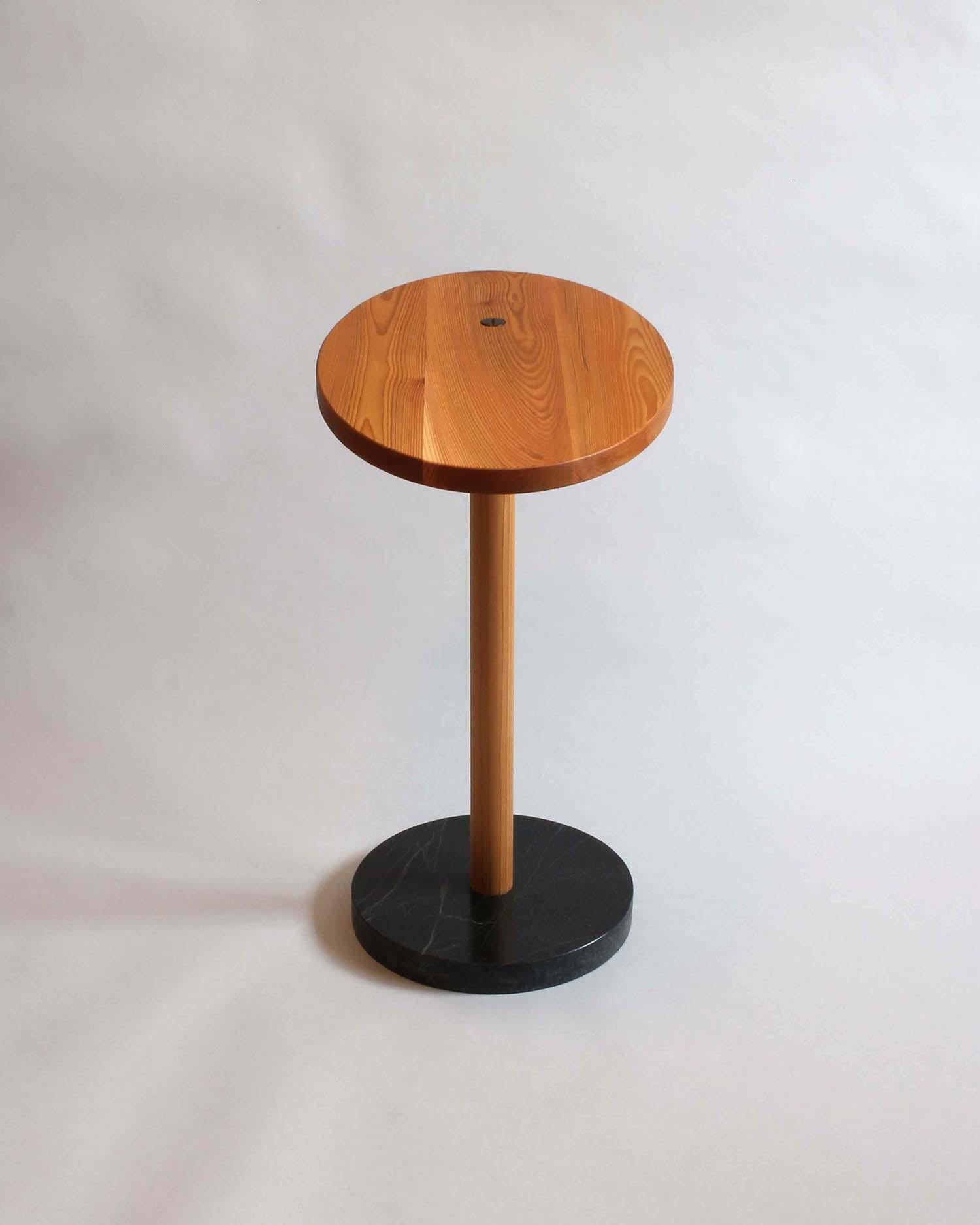 Table d'appoint pivotante en cèdre rouge avec base en pierre ollaire. La partie supérieure pivote sur des roulements cachés maintenus en place par un boulon fendu surdimensionné en bronze huilé. La base en pierre ollaire ajoute à la stabilité. Cèdre