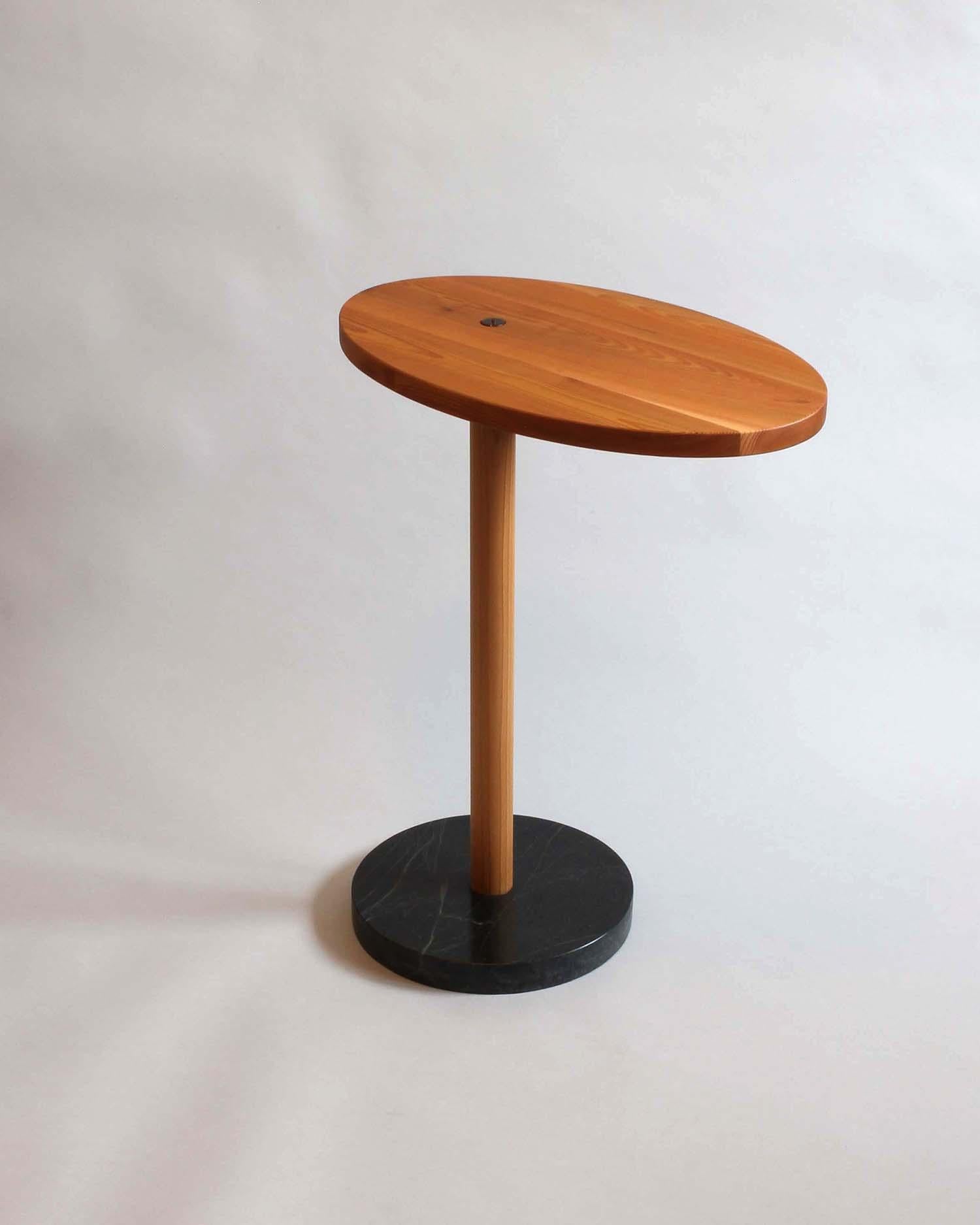 Minimaliste Table d'appoint pivotante en forme d'ellipse avec base en pierre ollaire en vente