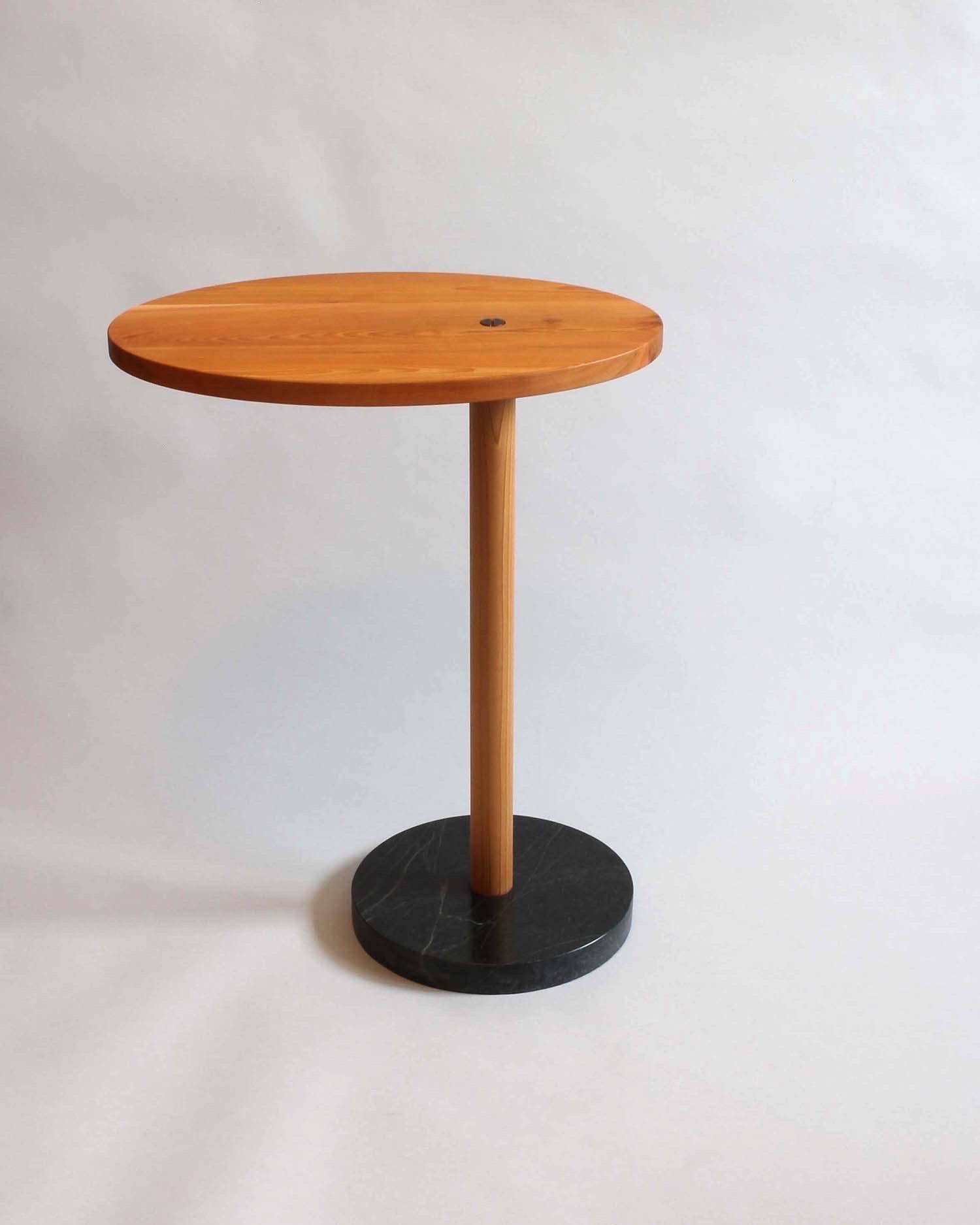 Nord-américain Table d'appoint pivotante en forme d'ellipse avec base en pierre ollaire en vente