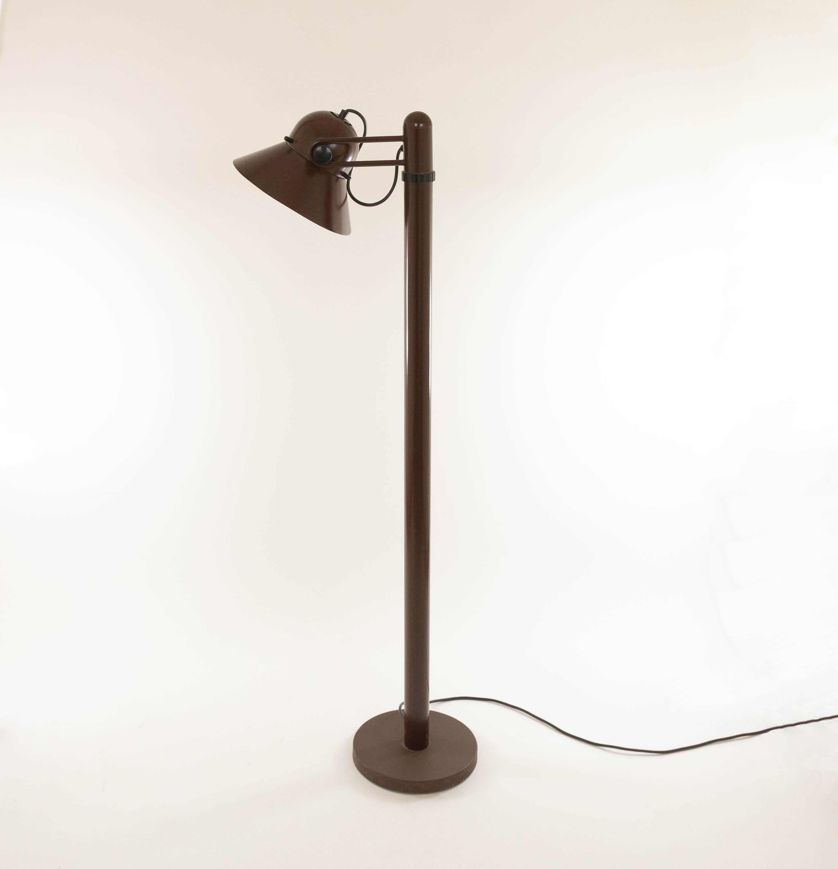 Drehbare dunkelbraune Stehleuchte aus lackiertem Metall, entworfen von Gae Aulenti und hergestellt von Stilnovo in den 1970er Jahren. Der obere Teil der Leuchte ist um 360 Grad schwenkbar und der Schirm selbst kann verstellt werden.

Dieses Modell