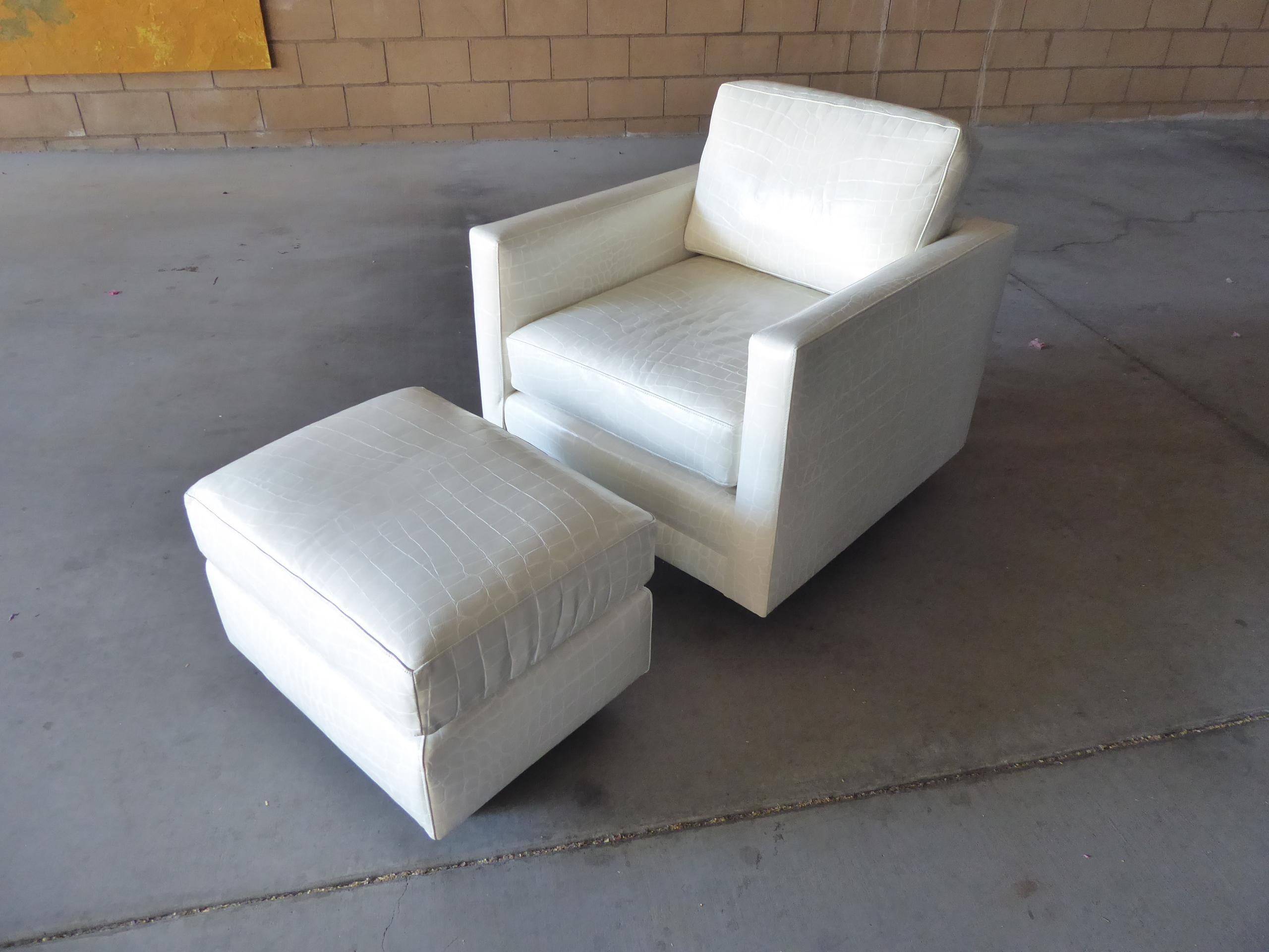 Swiveling Leather Club Chair and Ottoman in the Style of Milo Baughman 5