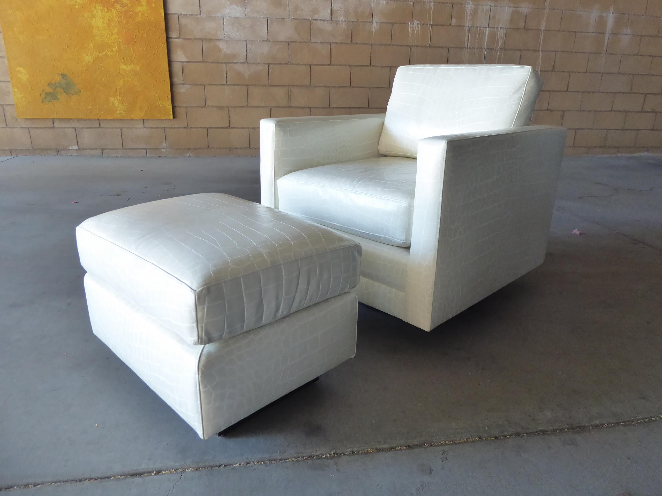 Mid-Century Modern Swiveling Leather Club Chair and Ottoman in the Style of Milo Baughman