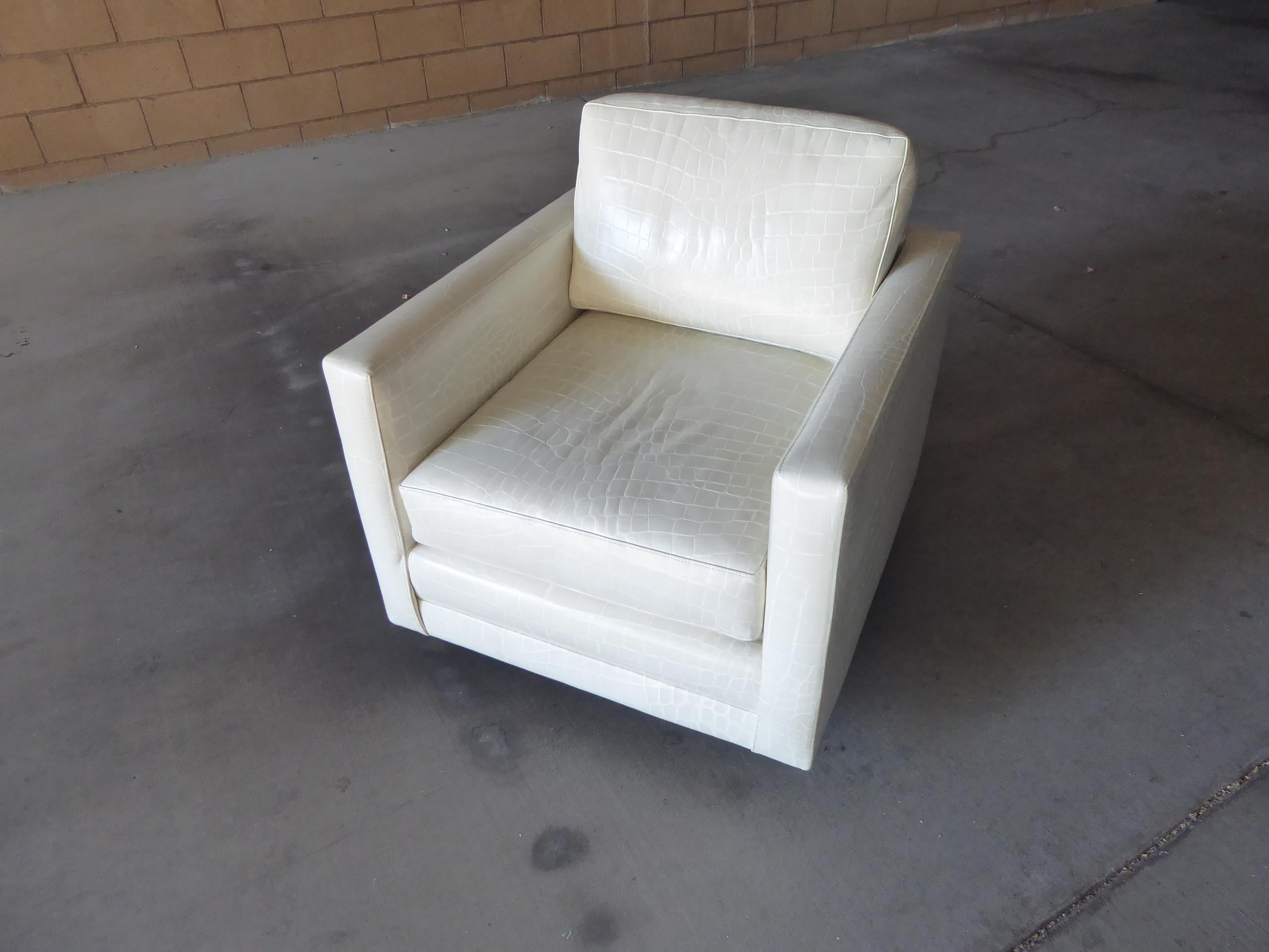 Swiveling Leather Club Chair and Ottoman in the Style of Milo Baughman 3