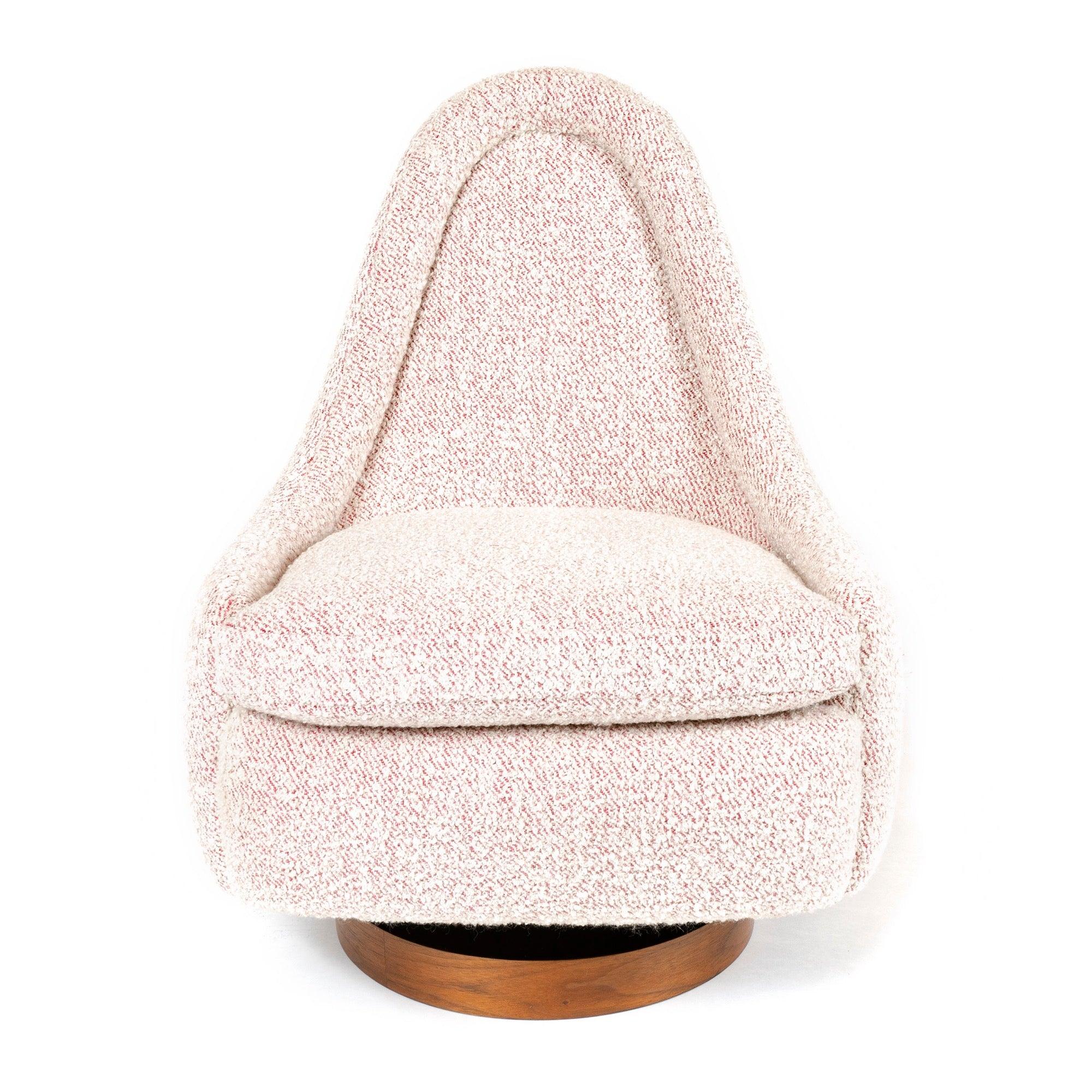 Chaise longue sculpturale, pivotante et inclinable, de forme goutte d'eau expressive, flottant sur une base circulaire en placage de noyer. Nouvellement rembourré dans un bouclé crème avec une base framboise.