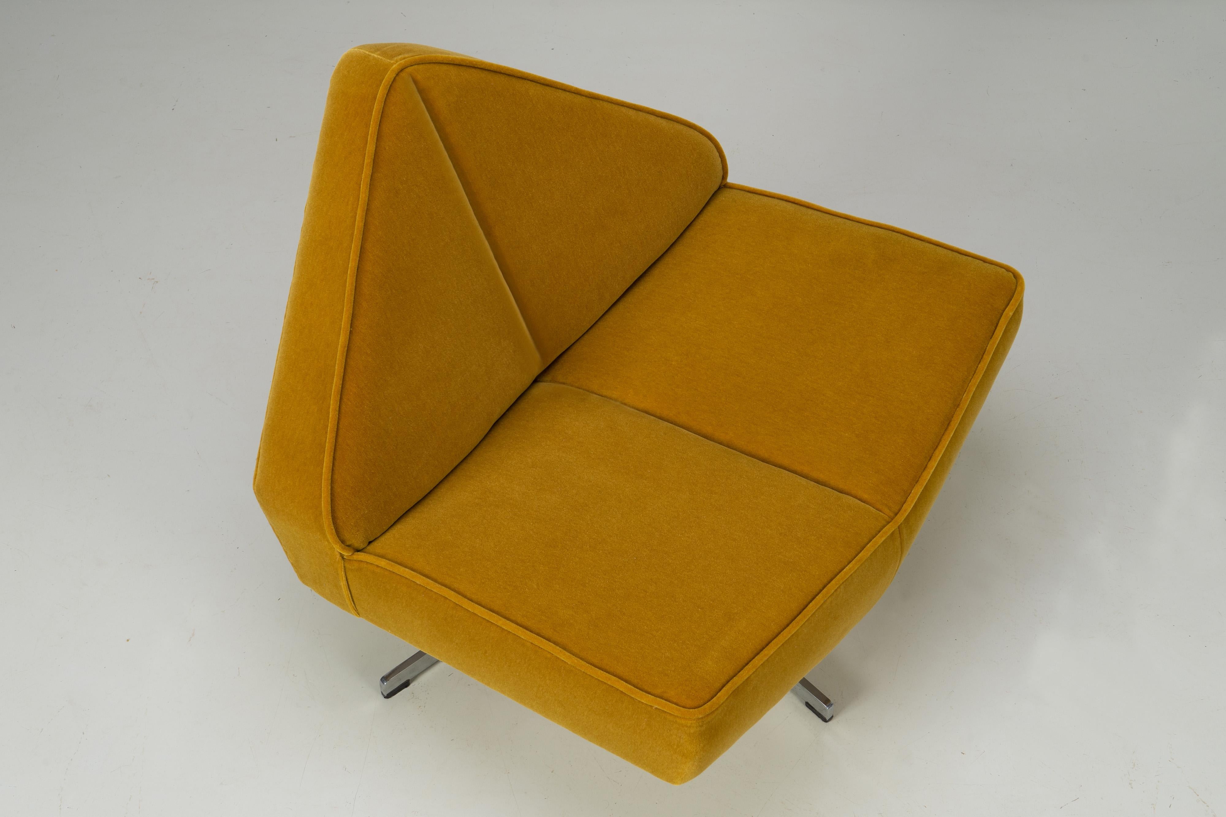 Swiveling Mid-Century Lounge Chairs 