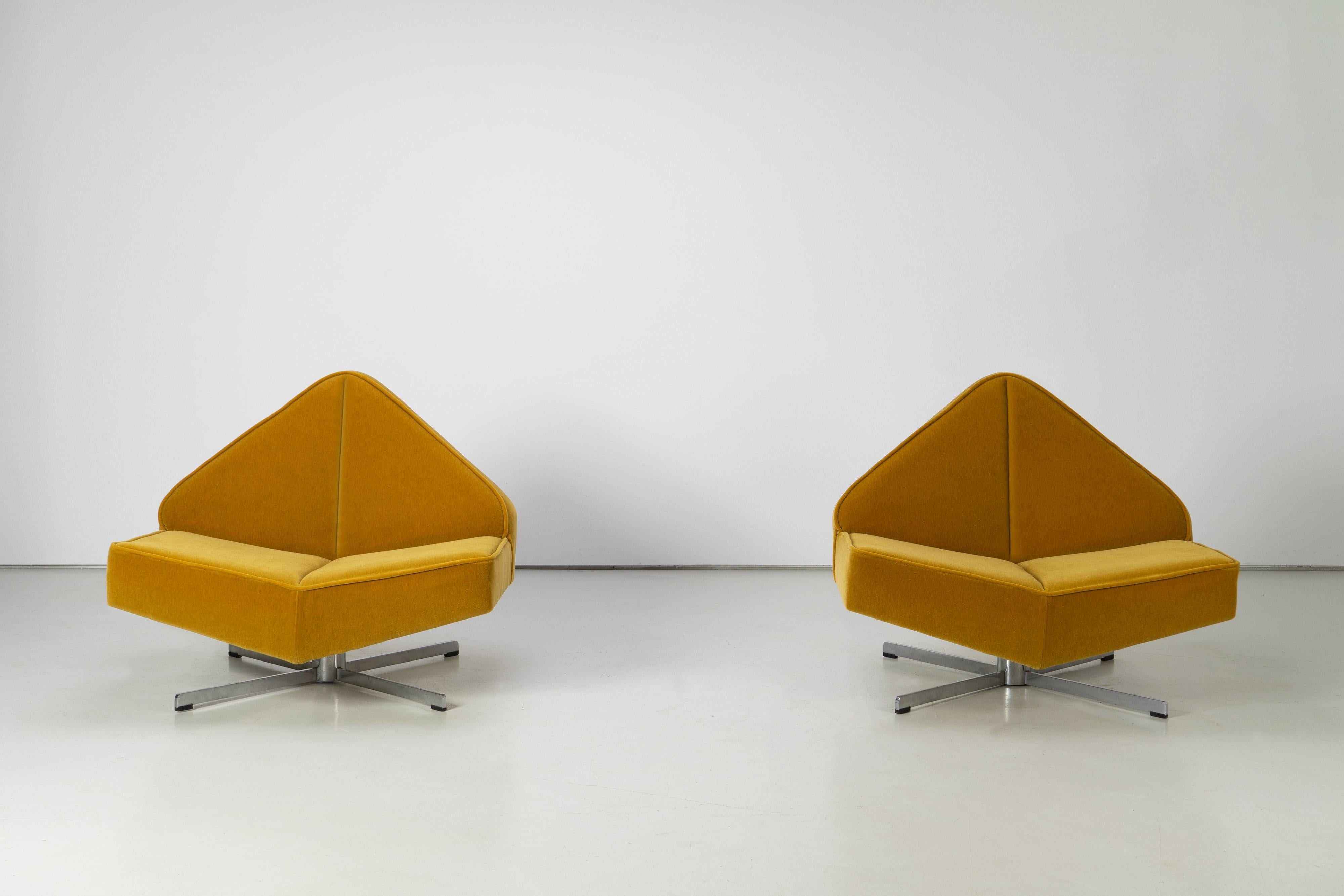 Mid-Century Modern Swiveling Mid-Century Lounge Chairs 