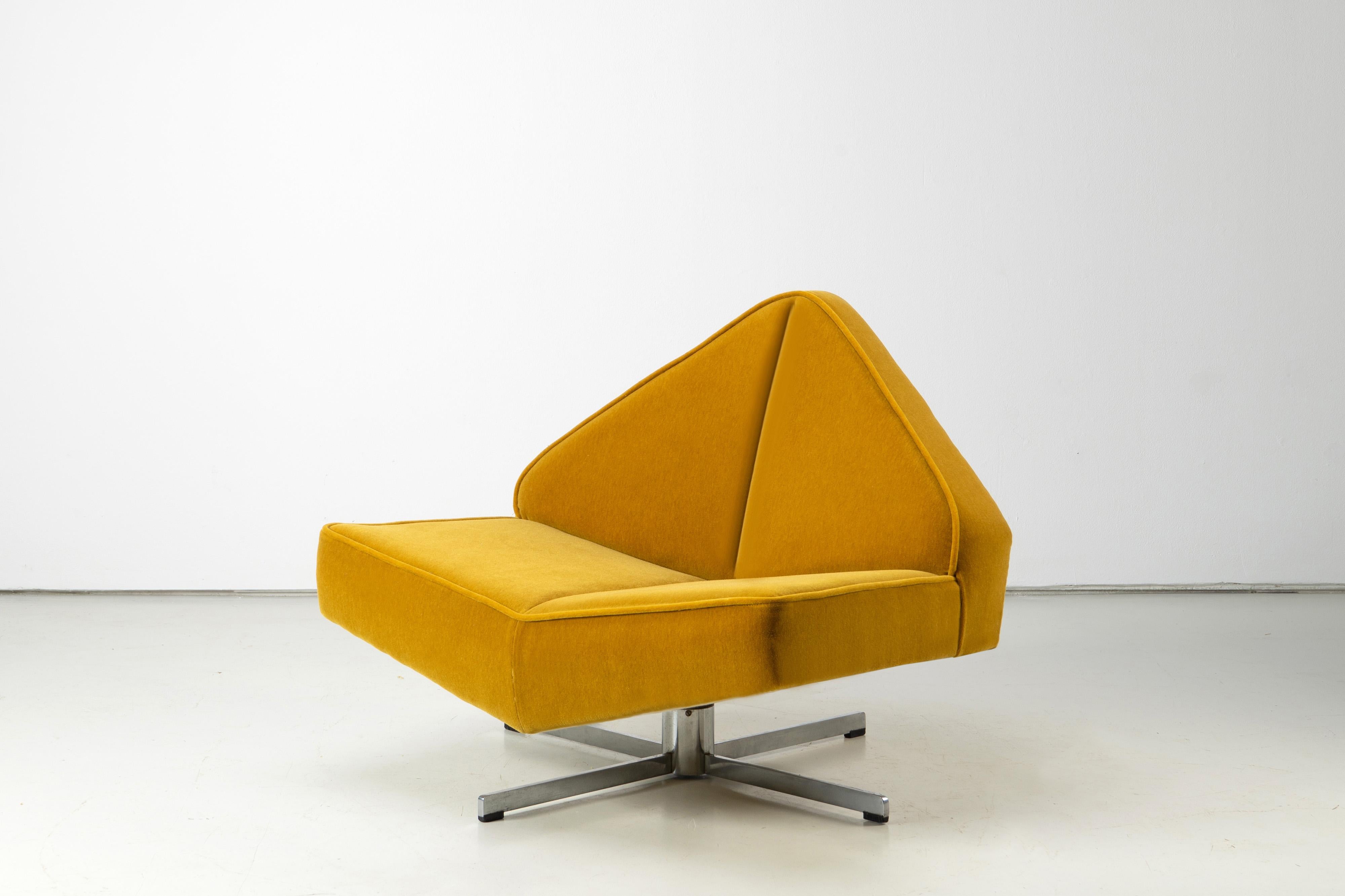 European Swiveling Mid-Century Lounge Chairs 