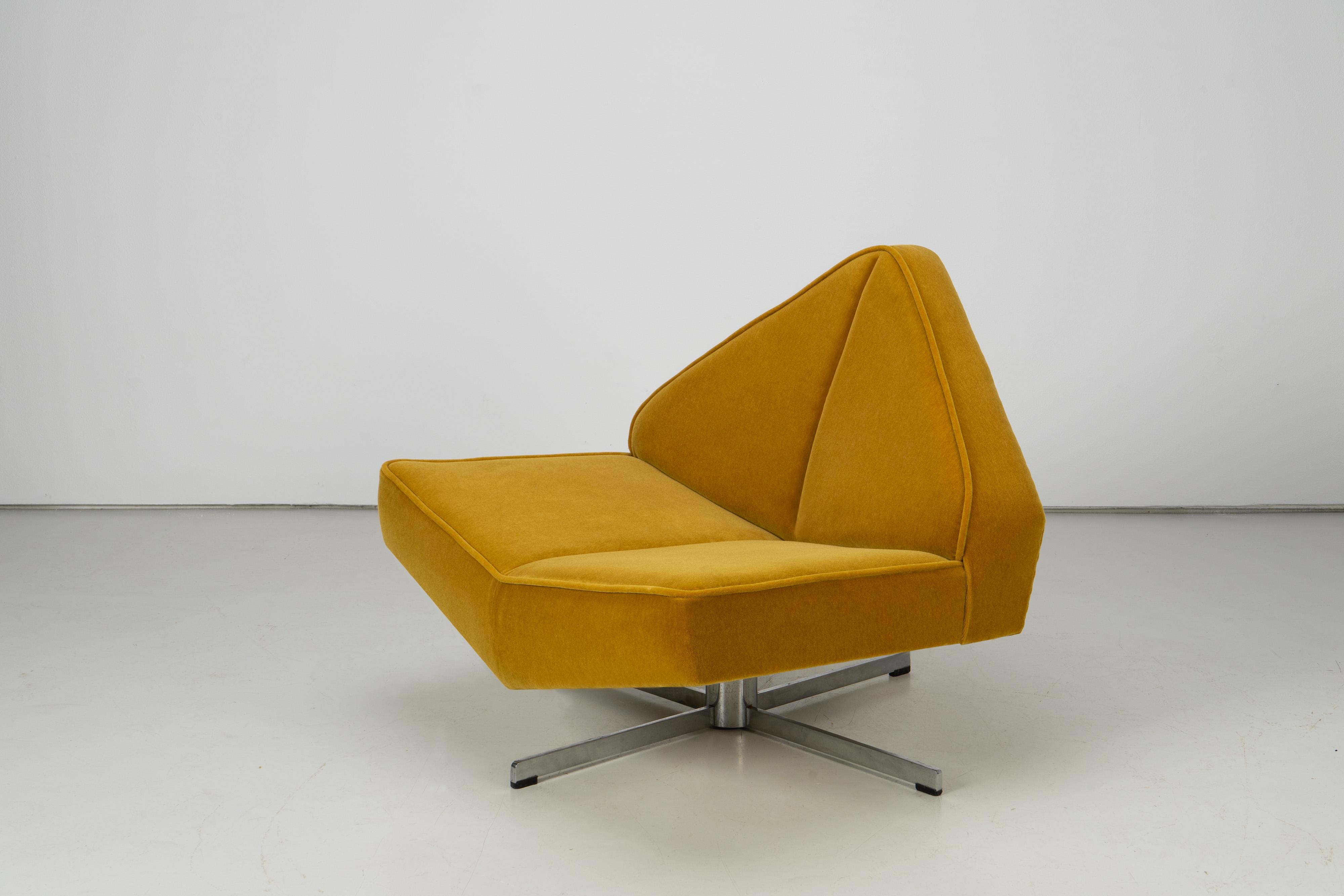 Velvet Swiveling Mid-Century Lounge Chairs 