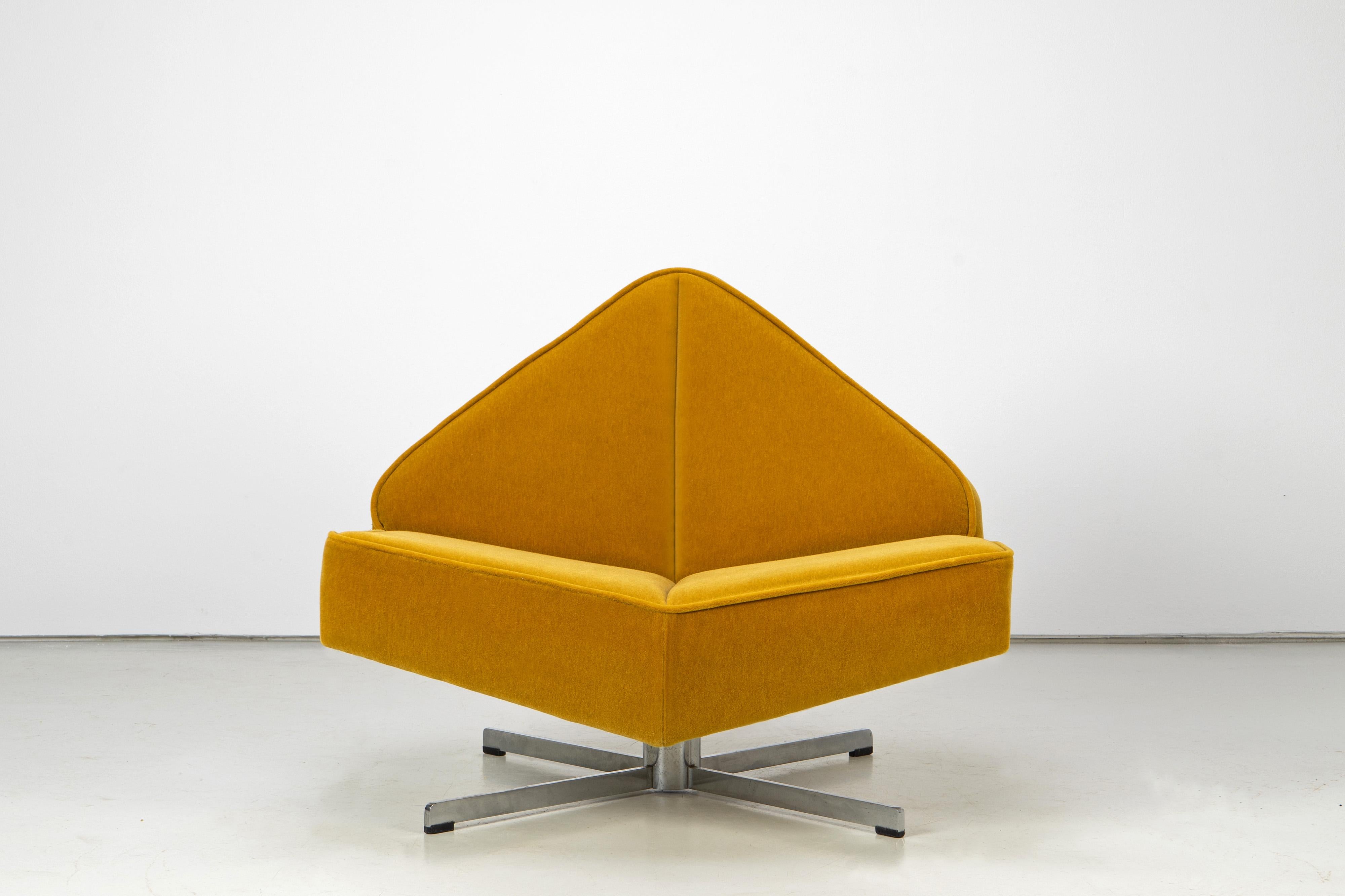 Swiveling Mid-Century Lounge Chairs 