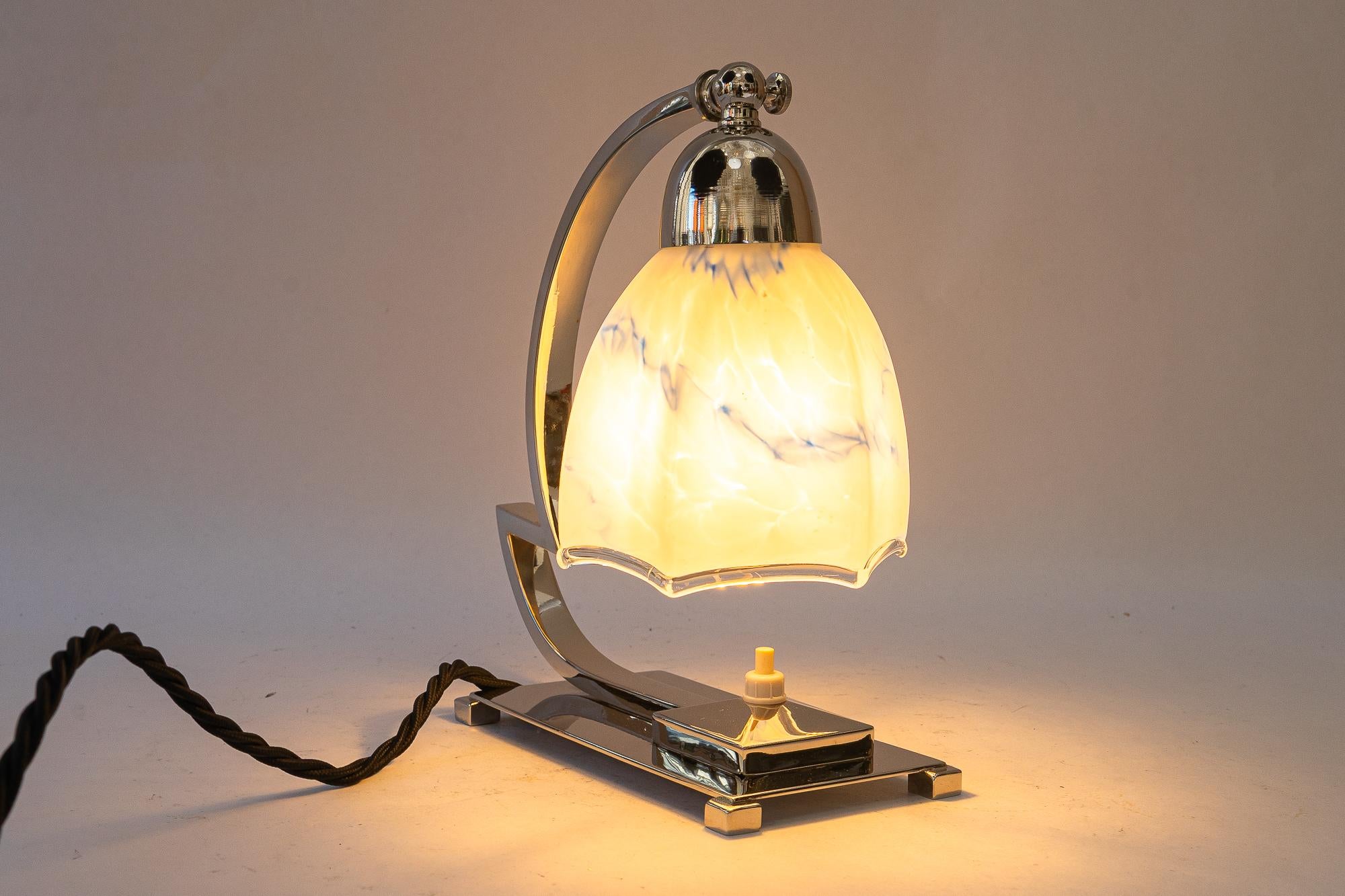 Lámpara de sobremesa Art Déco giratoria de níquel con pantalla de cristal original hacia 1920 en venta 4