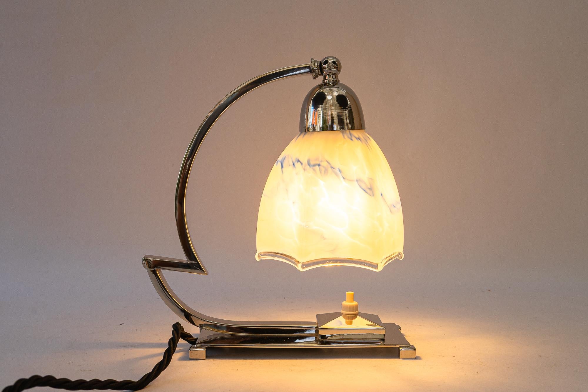 Lámpara de sobremesa Art Déco giratoria de níquel con pantalla de cristal original hacia 1920 en venta 5